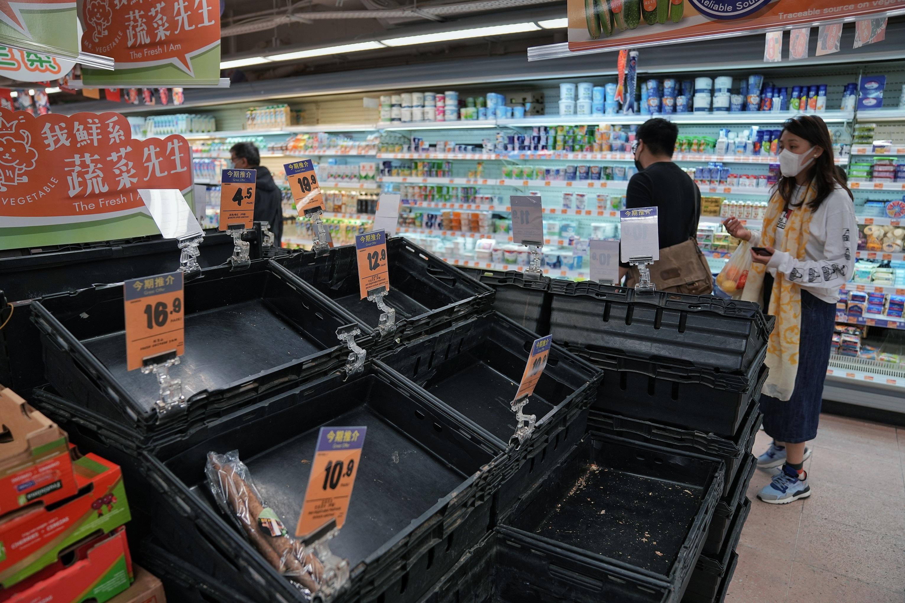 政府擬禁足的消息一出,市民隨即搶購食物及日用品。(資料圖片/夏家朗攝)