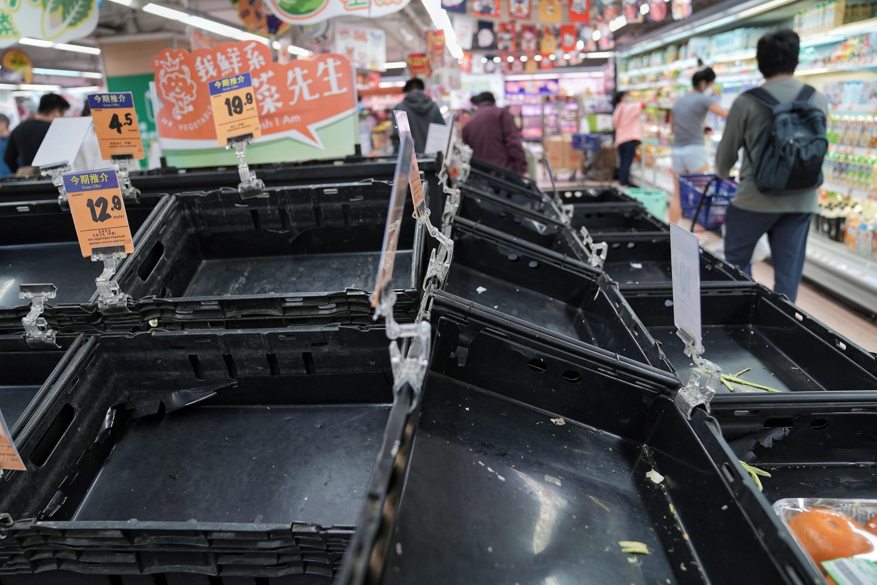 政府擬禁足的消息一出,市民隨即搶購食物及日用品。(資料圖片/夏家朗攝)