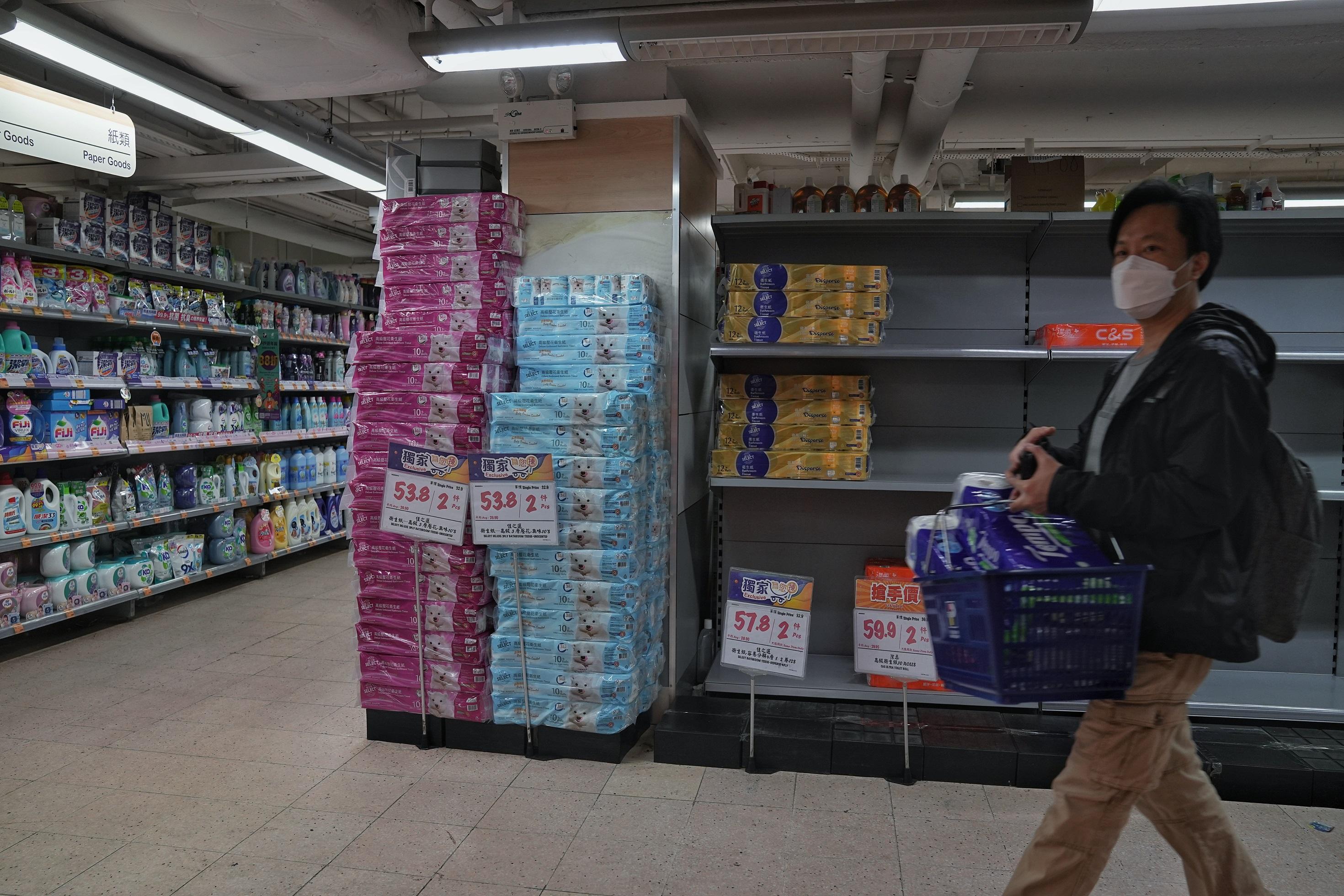 政府擬禁足的消息一出,市民隨即搶購食物及日用品。(資料圖片/夏家朗攝)