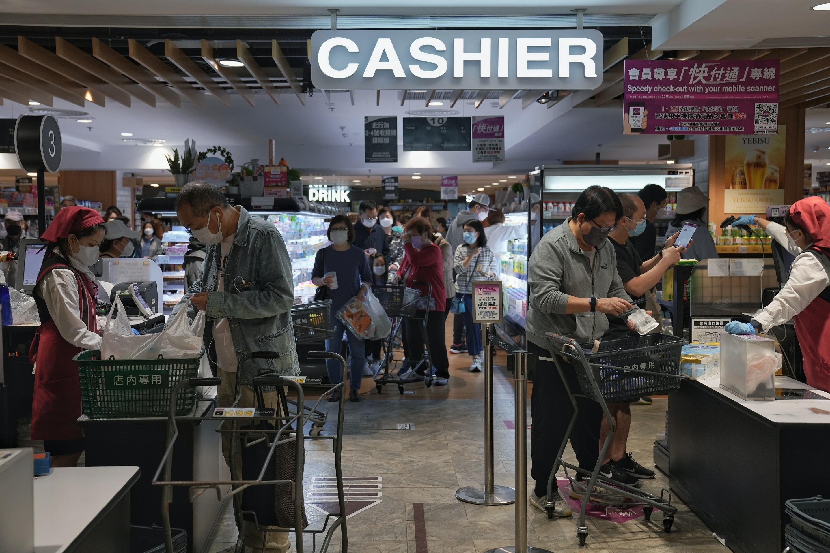 政府擬禁足的消息一出,市民隨即搶購食物及日用品。(資料圖片/夏家朗攝)