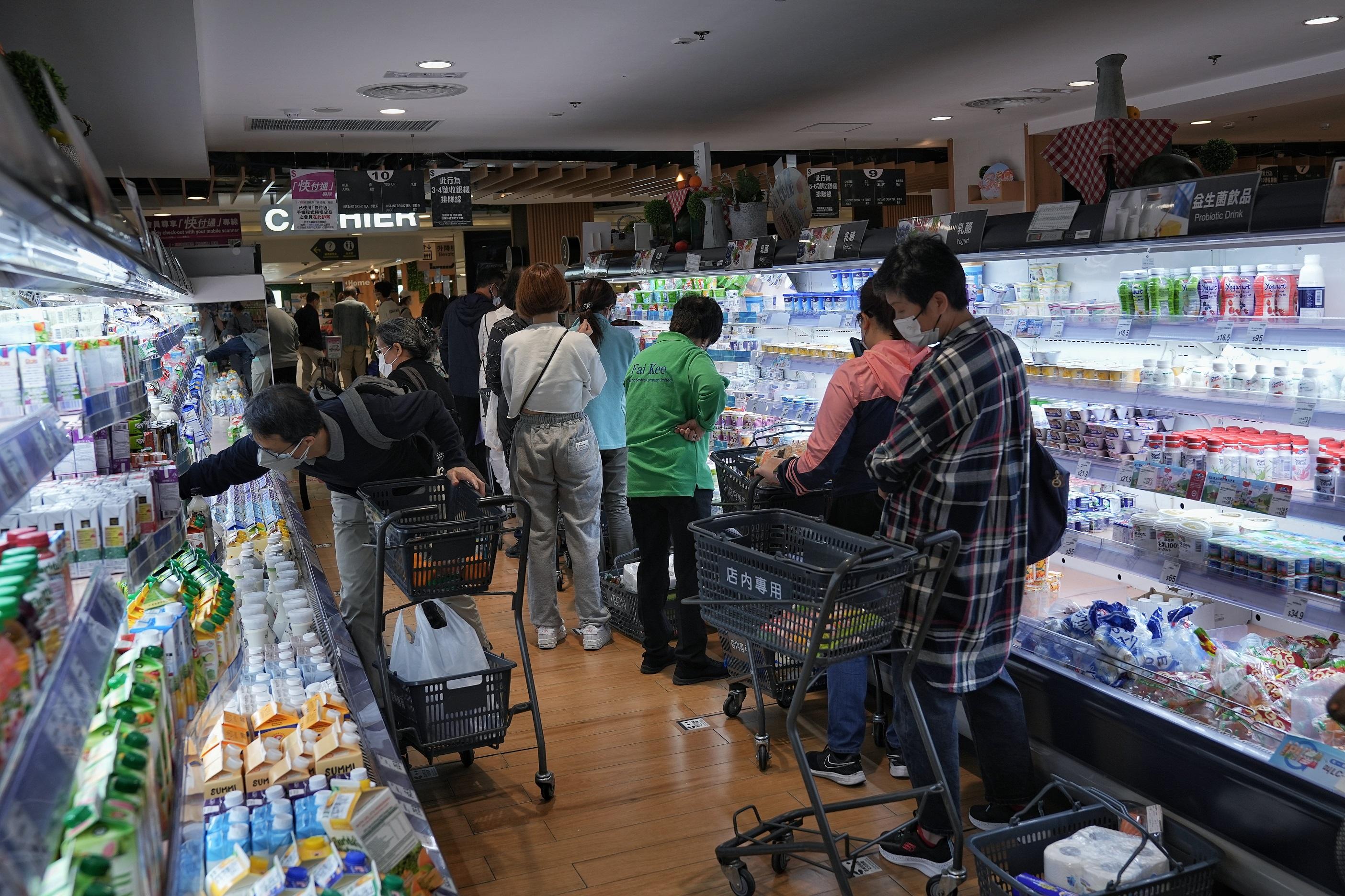 政府擬禁足的消息一出,市民隨即搶購食物及日用品。(資料圖片/夏家朗攝)