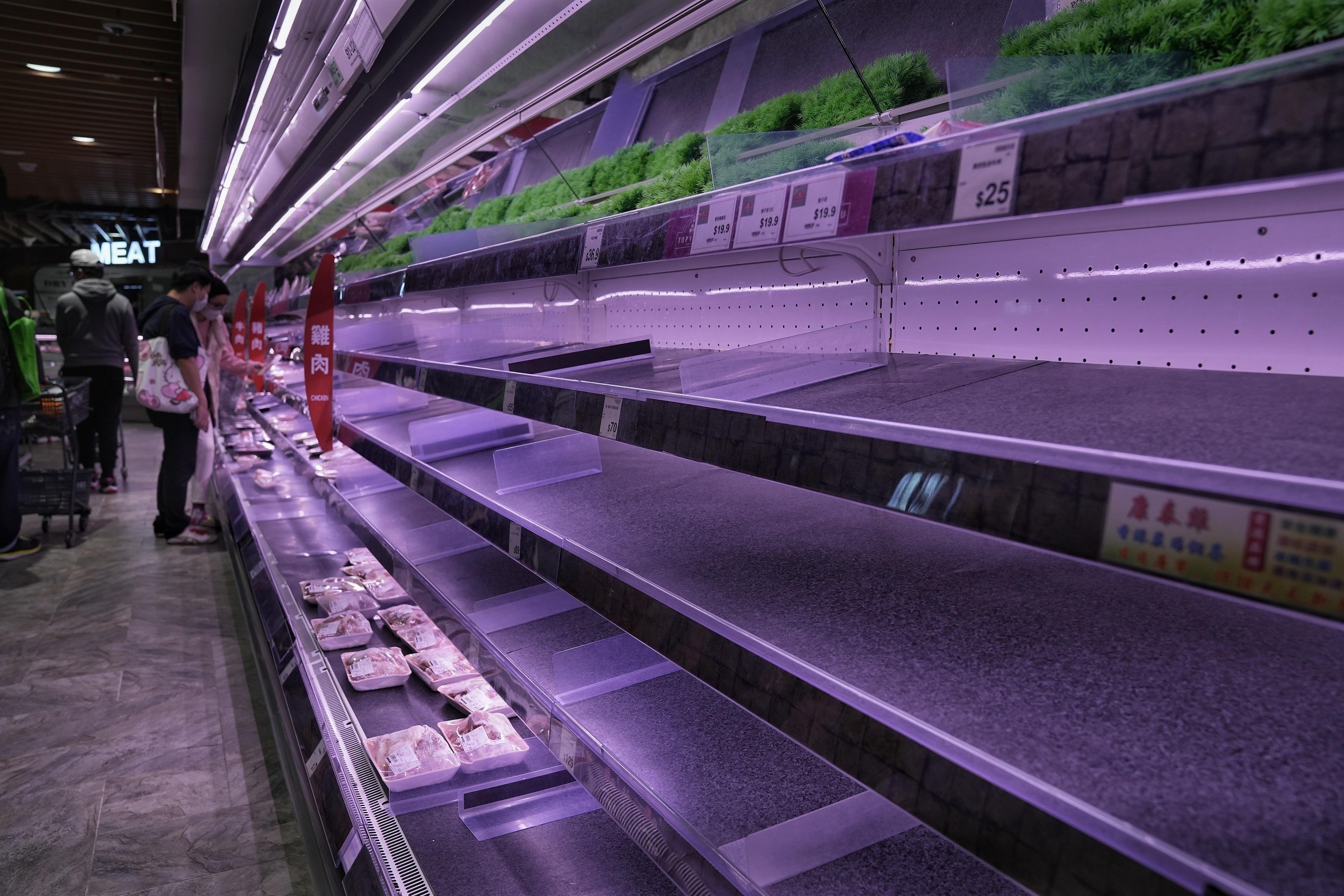 政府擬禁足的消息一出,市民隨即搶購食物及日用品。(資料圖片/夏家朗攝)