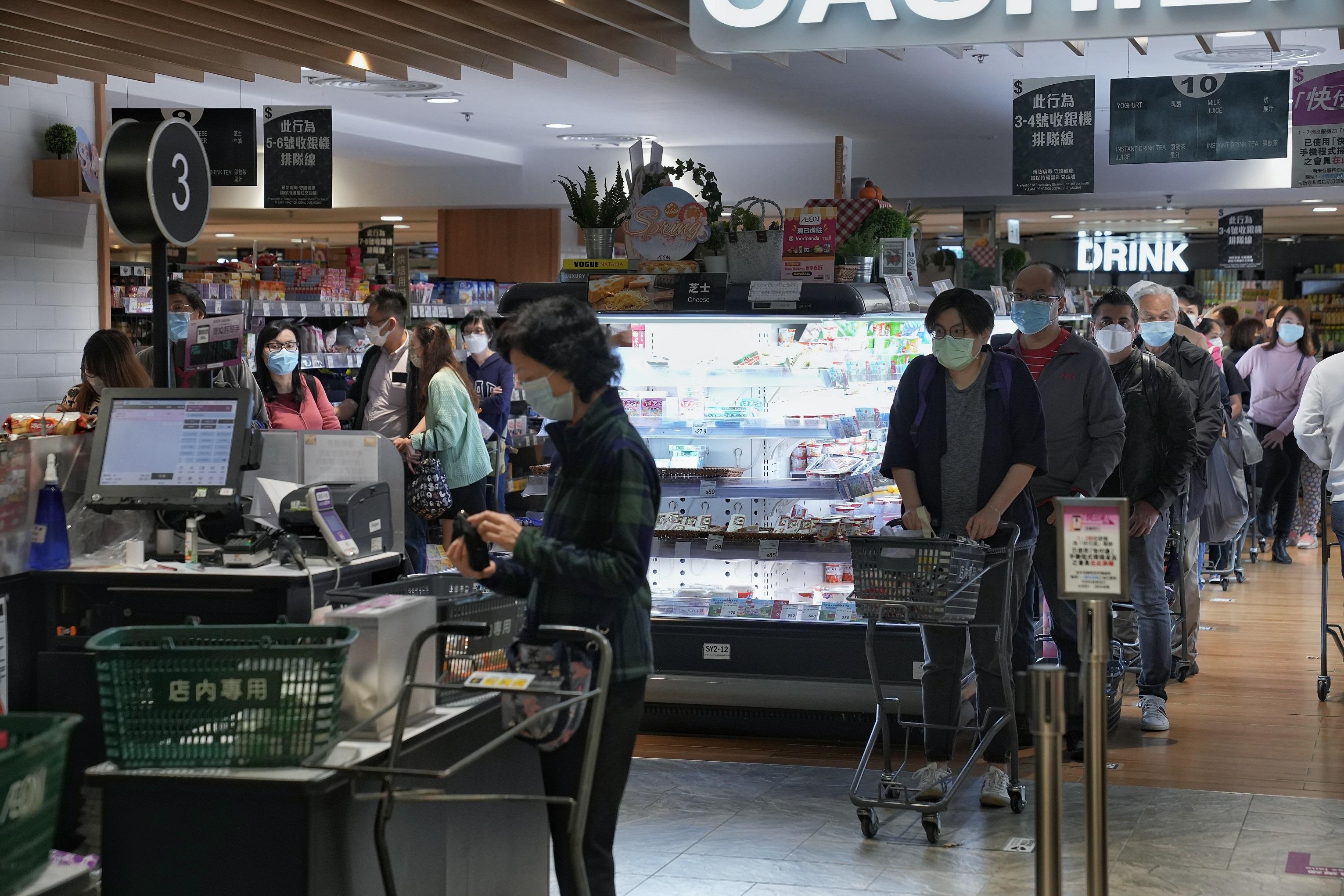 政府擬禁足的消息一出,市民隨即搶購食物及日用品。(資料圖片/夏家朗攝)