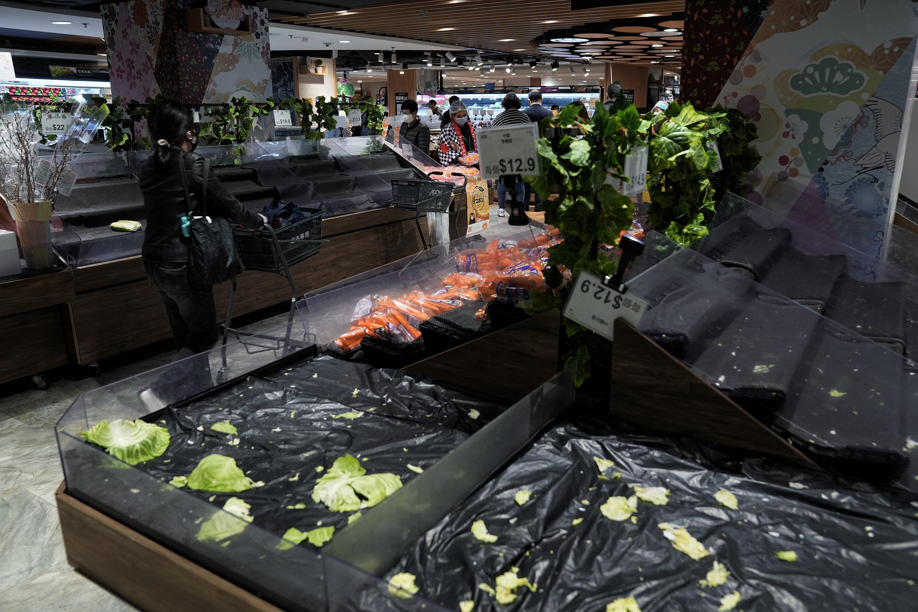 政府擬禁足的消息一出,市民隨即搶購食物及日用品。(資料圖片/夏家朗攝)