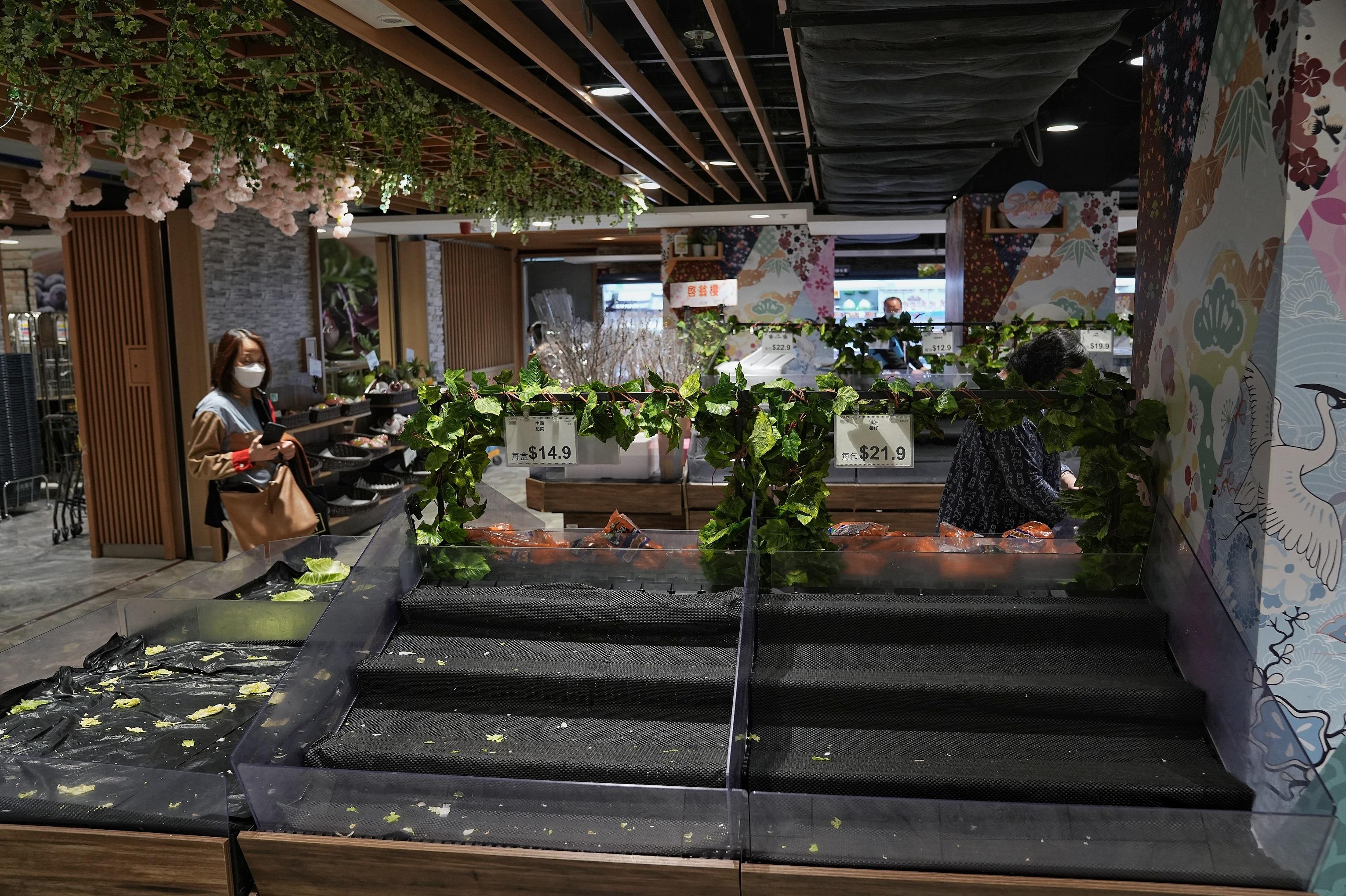 政府擬禁足的消息一出,市民隨即搶購食物及日用品。(資料圖片/夏家朗攝)