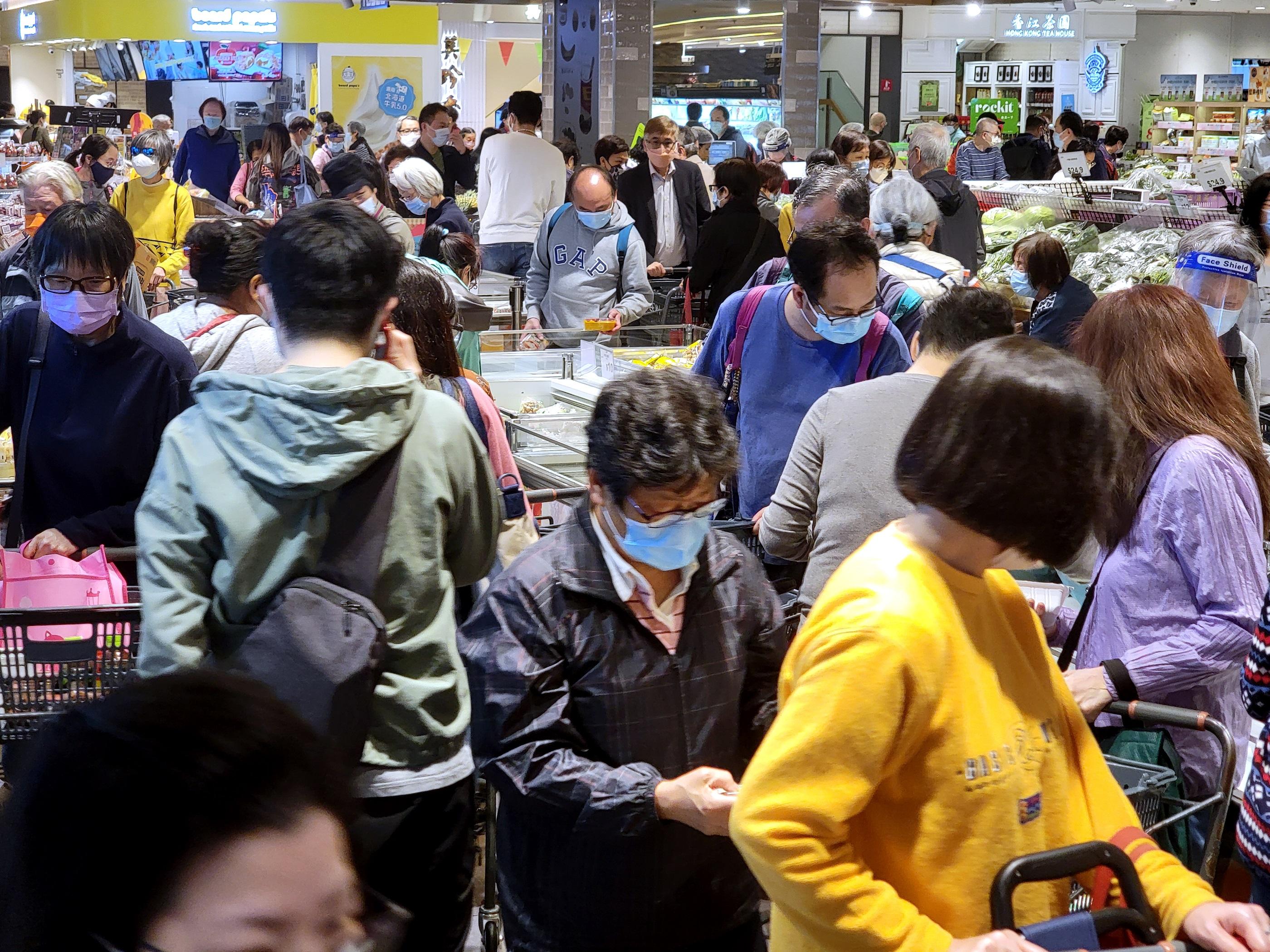 政府擬禁足的消息一出,市民隨即搶購食物及日用品。(資料圖片/林俊源攝)