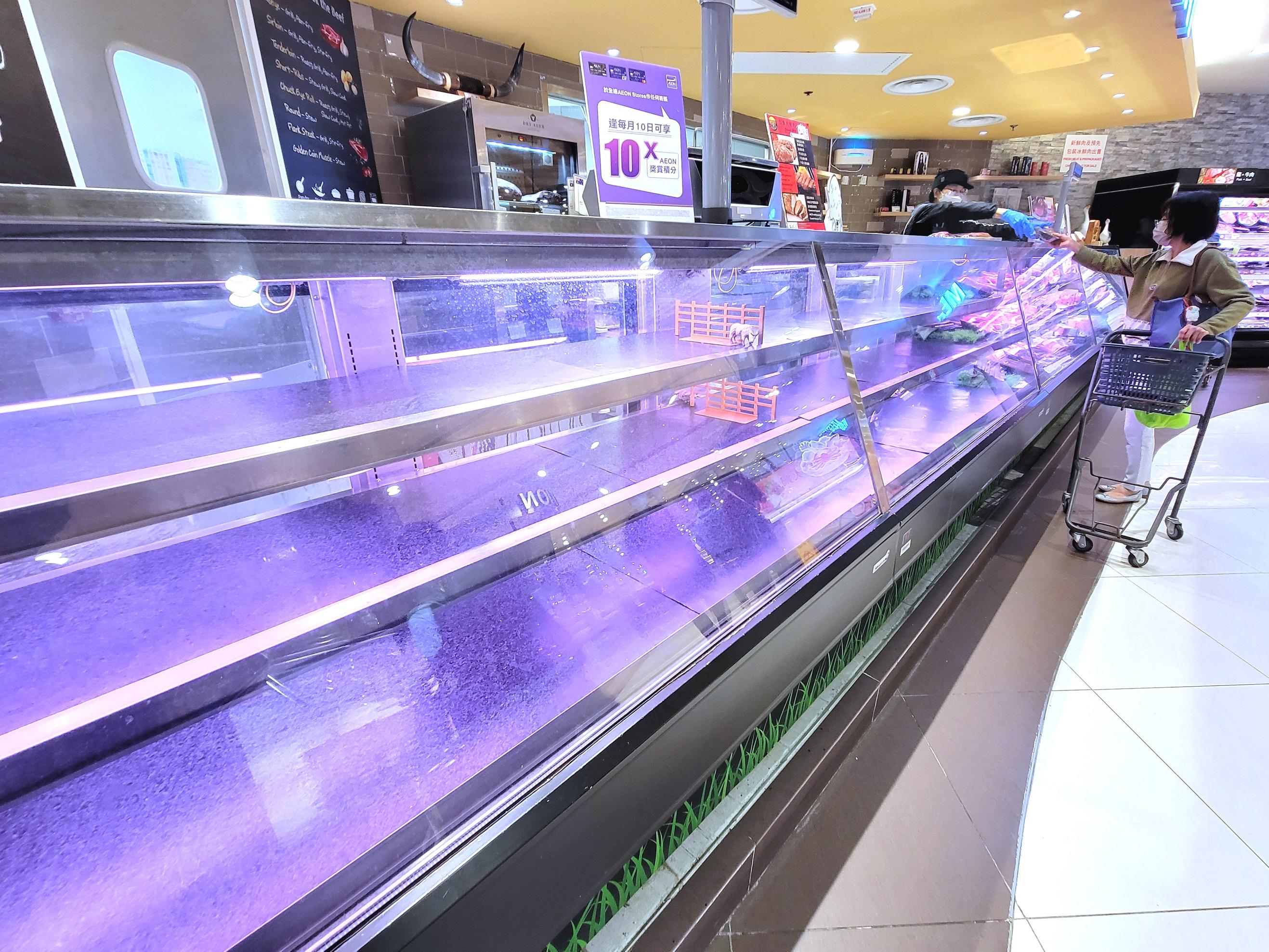 政府擬禁足的消息一出,市民隨即搶購食物及日用品。(資料圖片/林俊源攝)