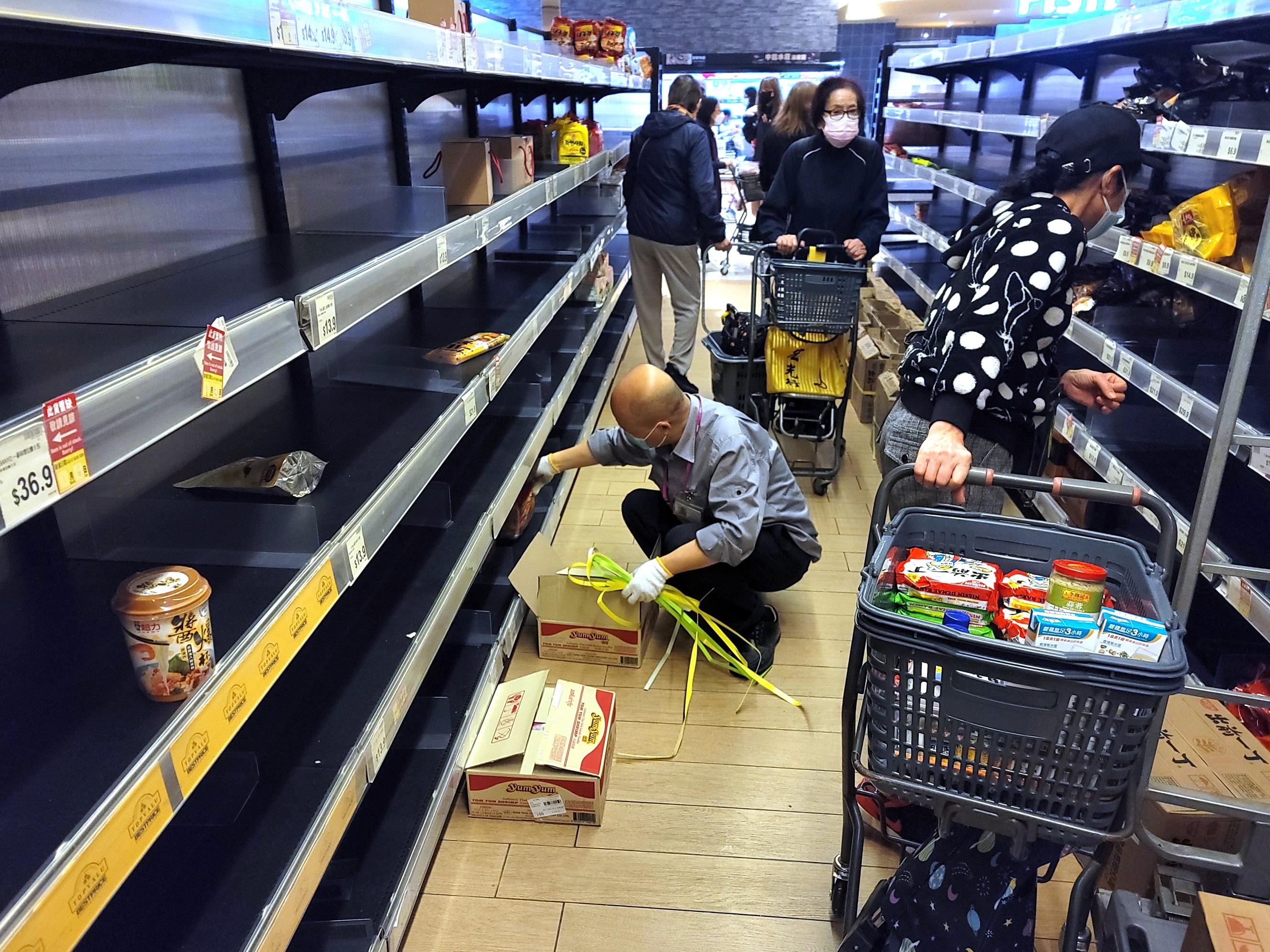 政府擬禁足的消息一出,市民隨即搶購食物及日用品。(資料圖片/林俊源攝)