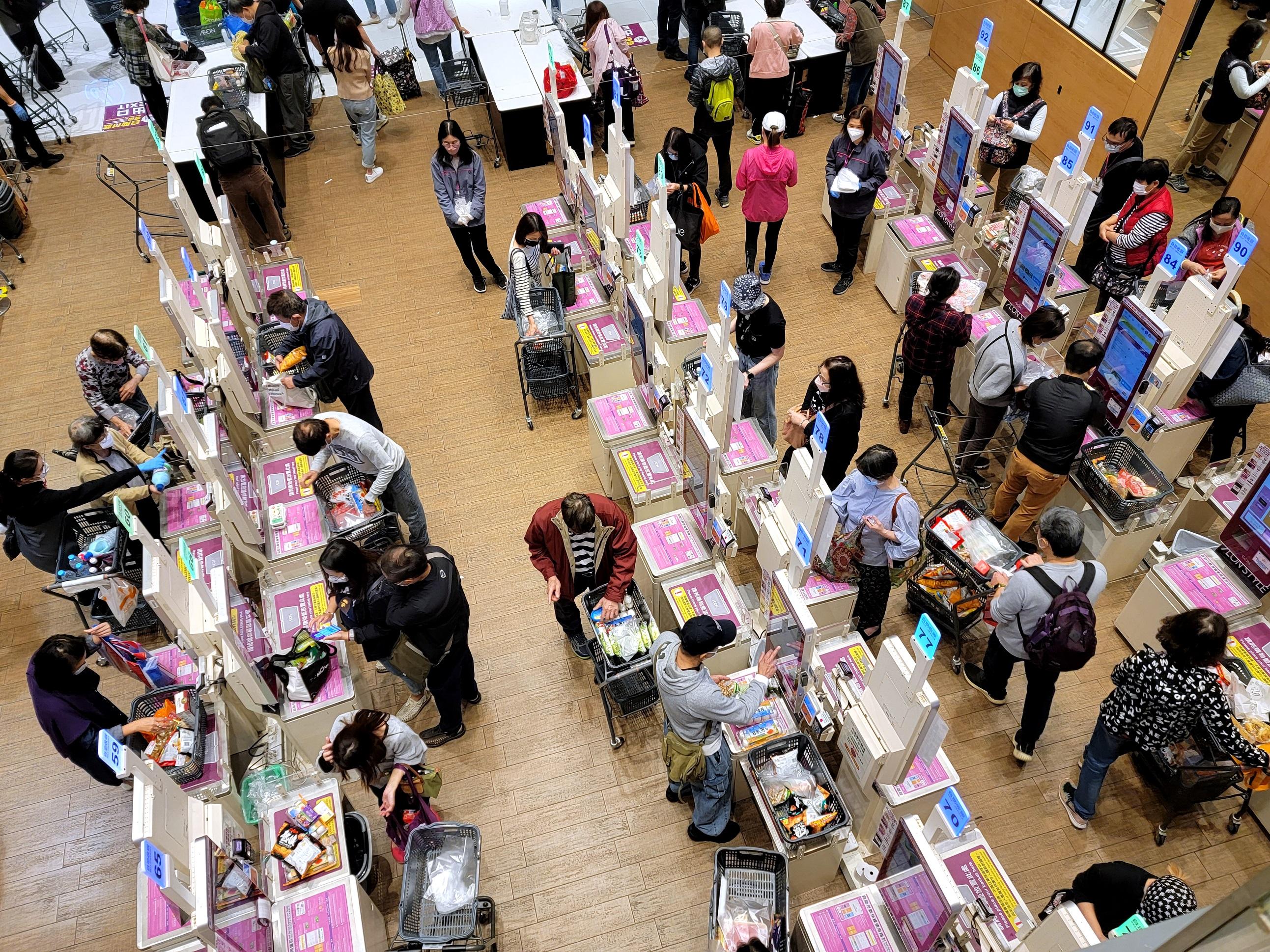 政府擬禁足的消息一出,市民隨即搶購食物及日用品。(資料圖片/林俊源攝)