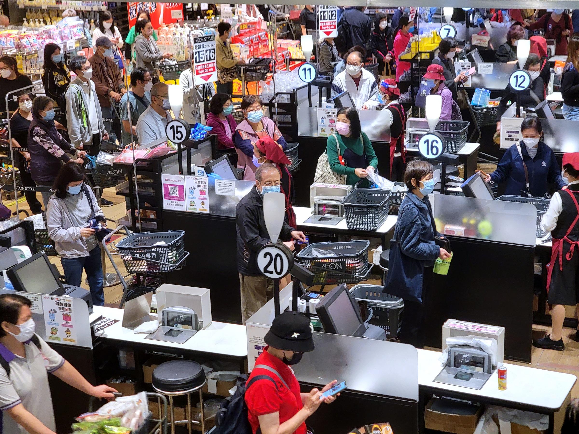 政府擬禁足的消息一出,市民隨即搶購食物及日用品。(資料圖片/林俊源攝)