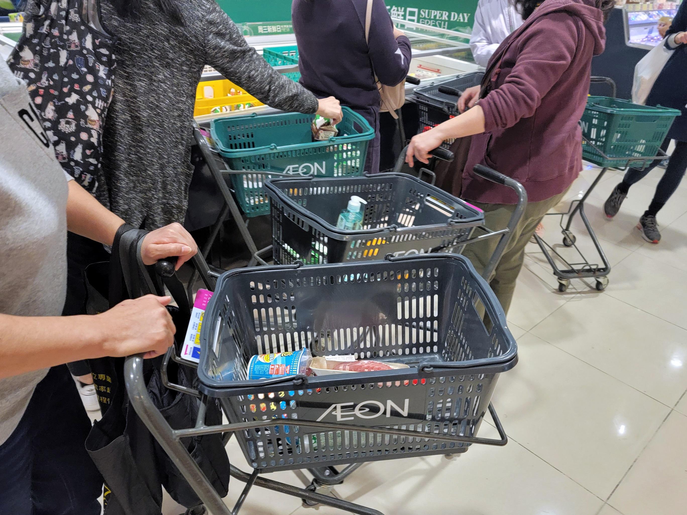 政府擬禁足的消息一出,市民隨即搶購食物及日用品。(資料圖片/林俊源攝)