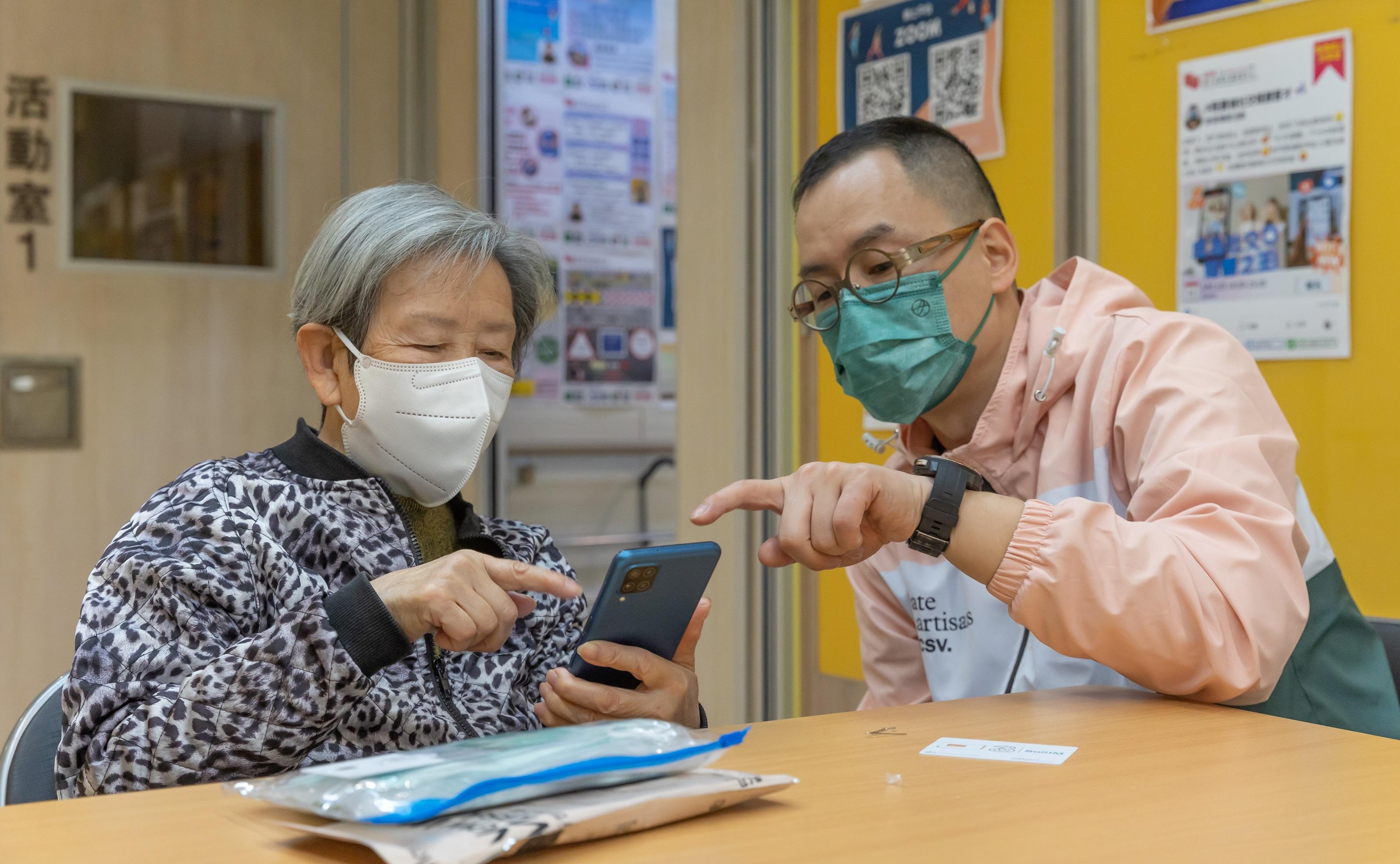 新世界與3香港本月初捐5G數據卡,料2,500名基層長者及學童受惠。(新世界提供)