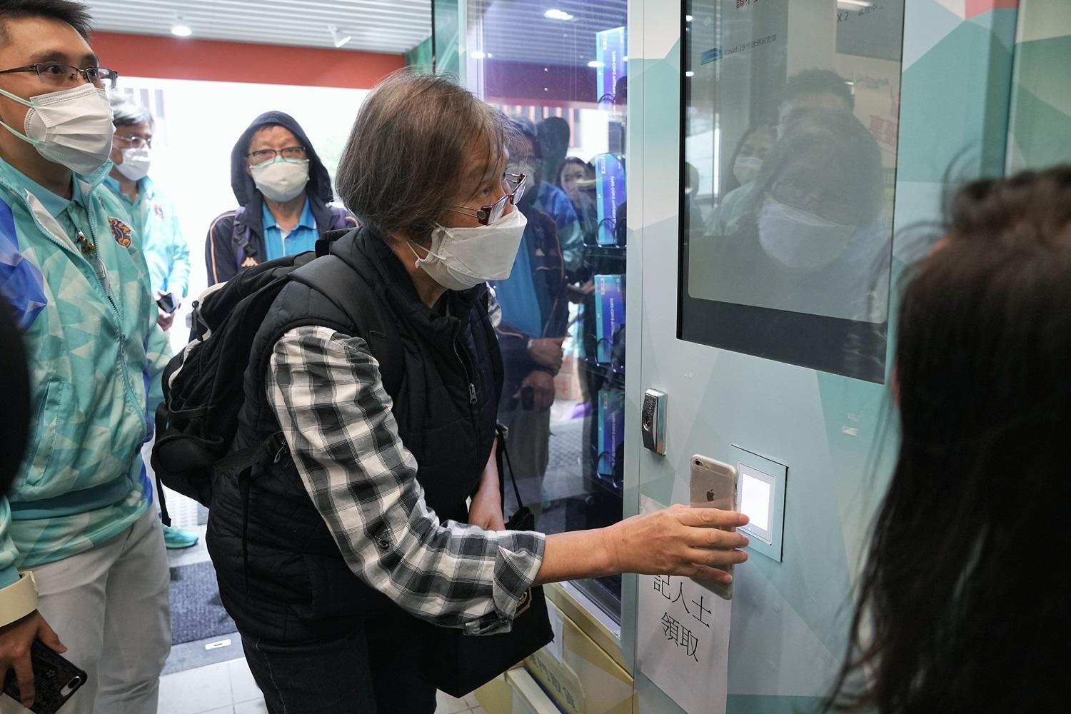 國際獅子總會全港設10部派發機 6萬份快速檢測包免費派發長者