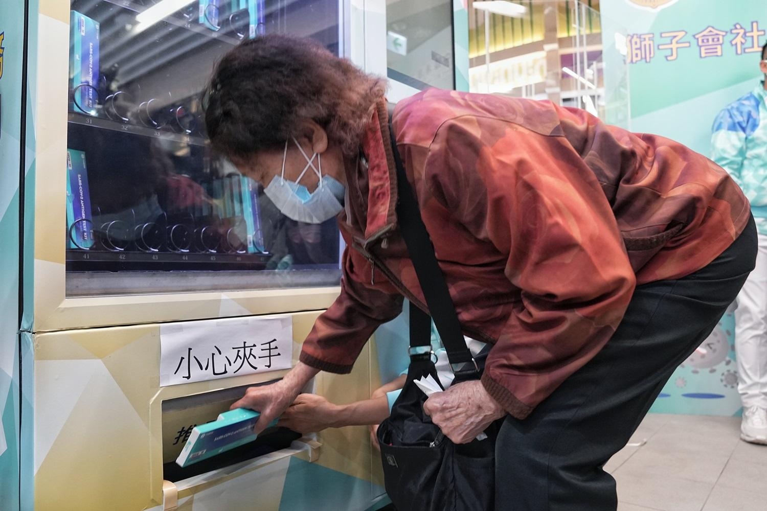 國際獅子總會全港設10部派發機 6萬份快速檢測包免費派發長者