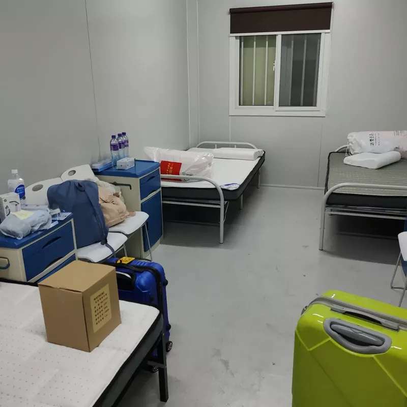 方艙醫院內每間房都有3張房