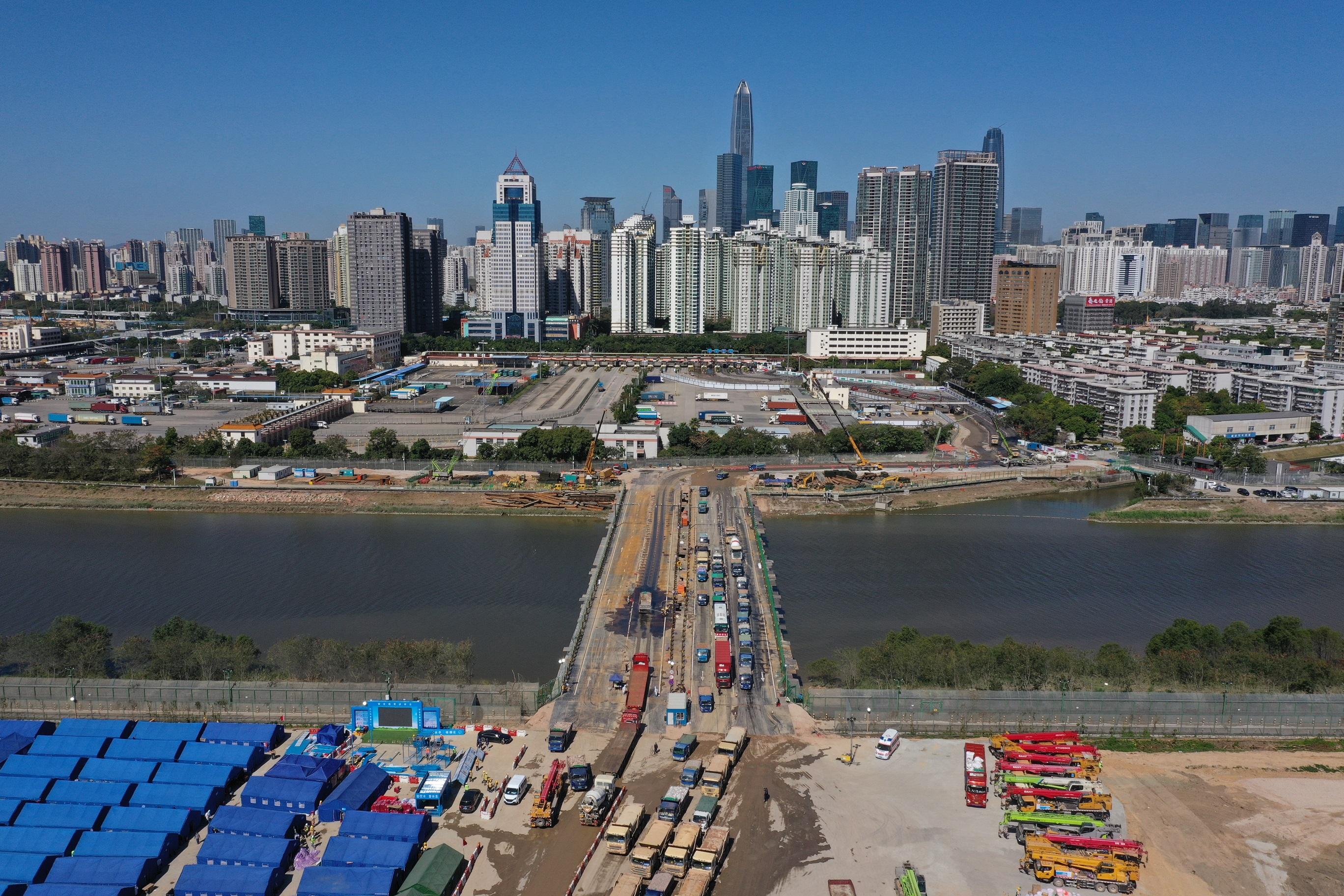 政府引用《緊急法》興建臨時橋梁,接駁本港和深圳。(資料圖片/陳奕釗攝)