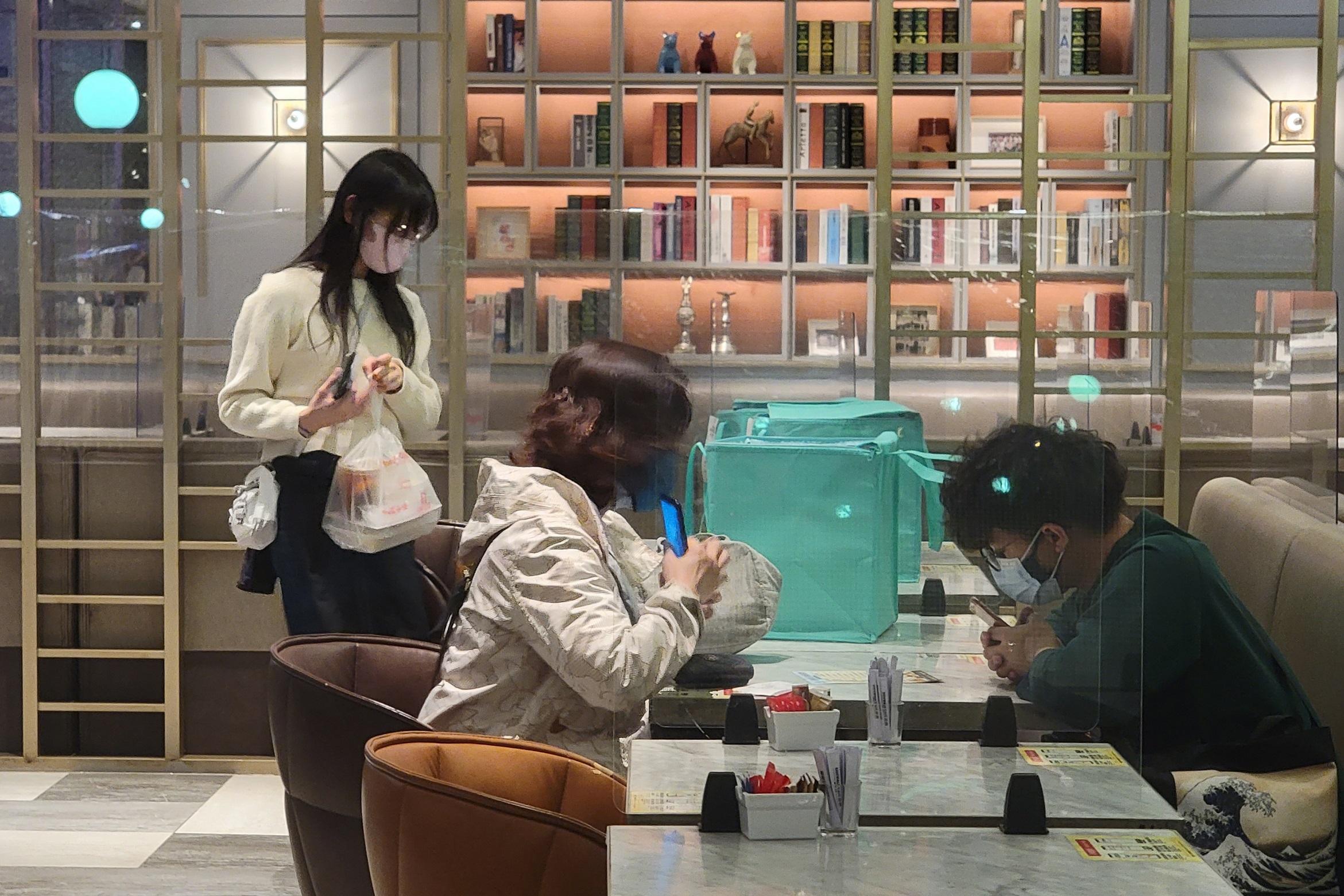 現時食肆晚上6時後不准堂食。(資料圖片/林俊源攝)