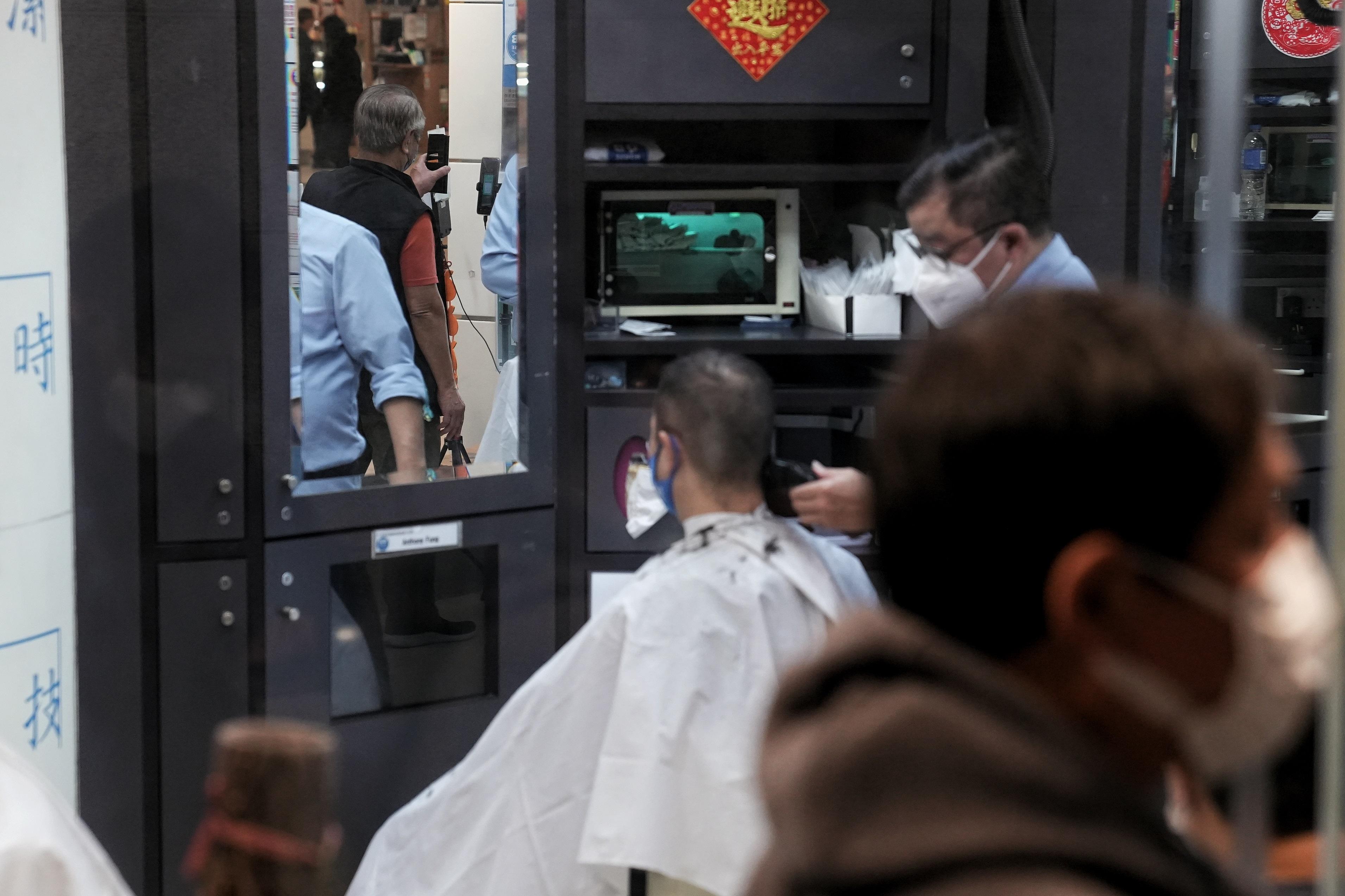 髮型屋重開,顧客須掃描「安心出行」及出示疫苗接種記錄。(資料圖片/夏家朗攝)