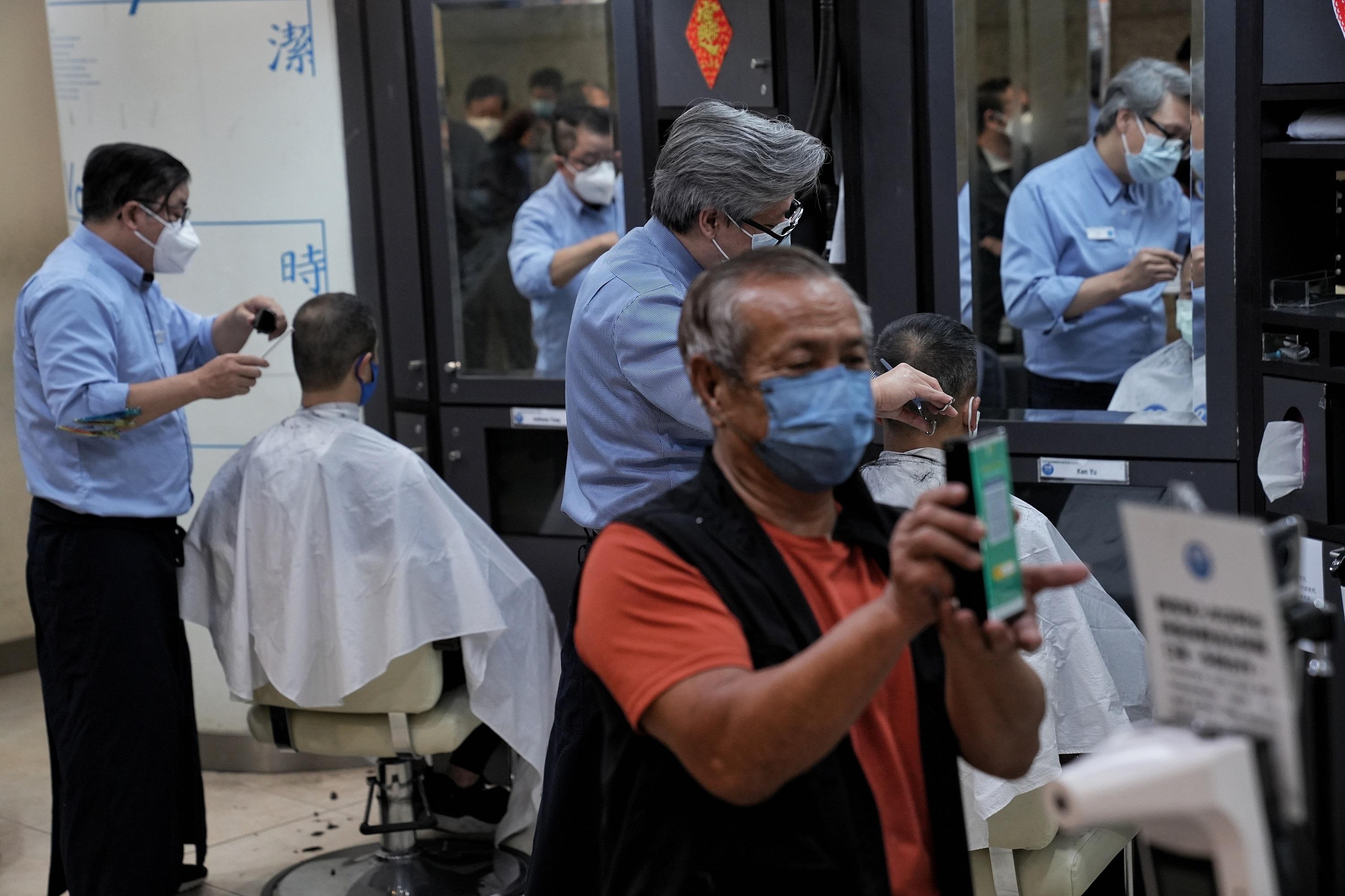 髮型屋重開,顧客須掃描「安心出行」及出示疫苗接種記錄。(資料圖片/夏家朗攝)