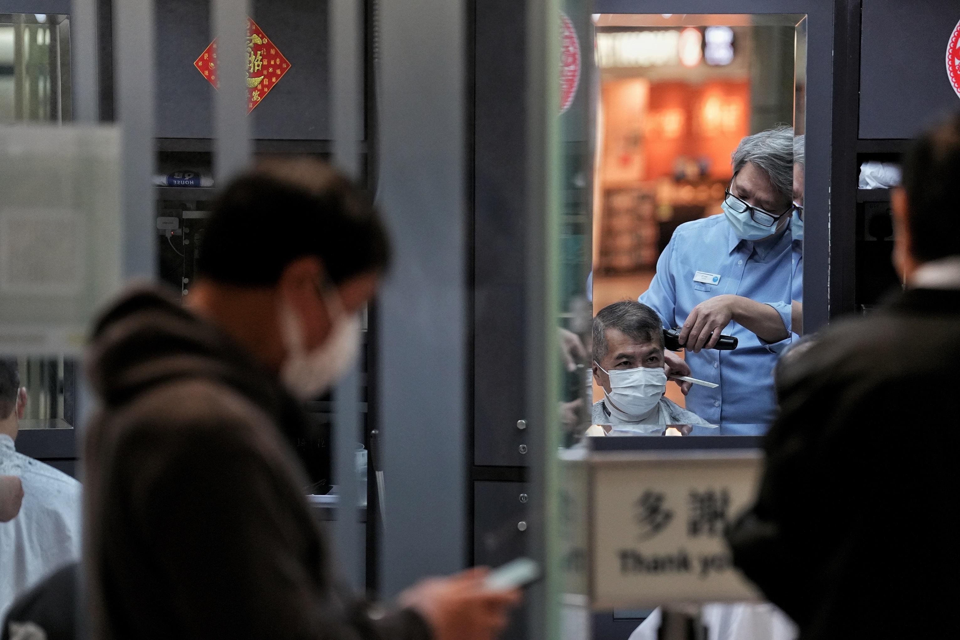 髮型屋重開,顧客須掃描「安心出行」及出示疫苗接種記錄。(資料圖片/夏家朗攝)