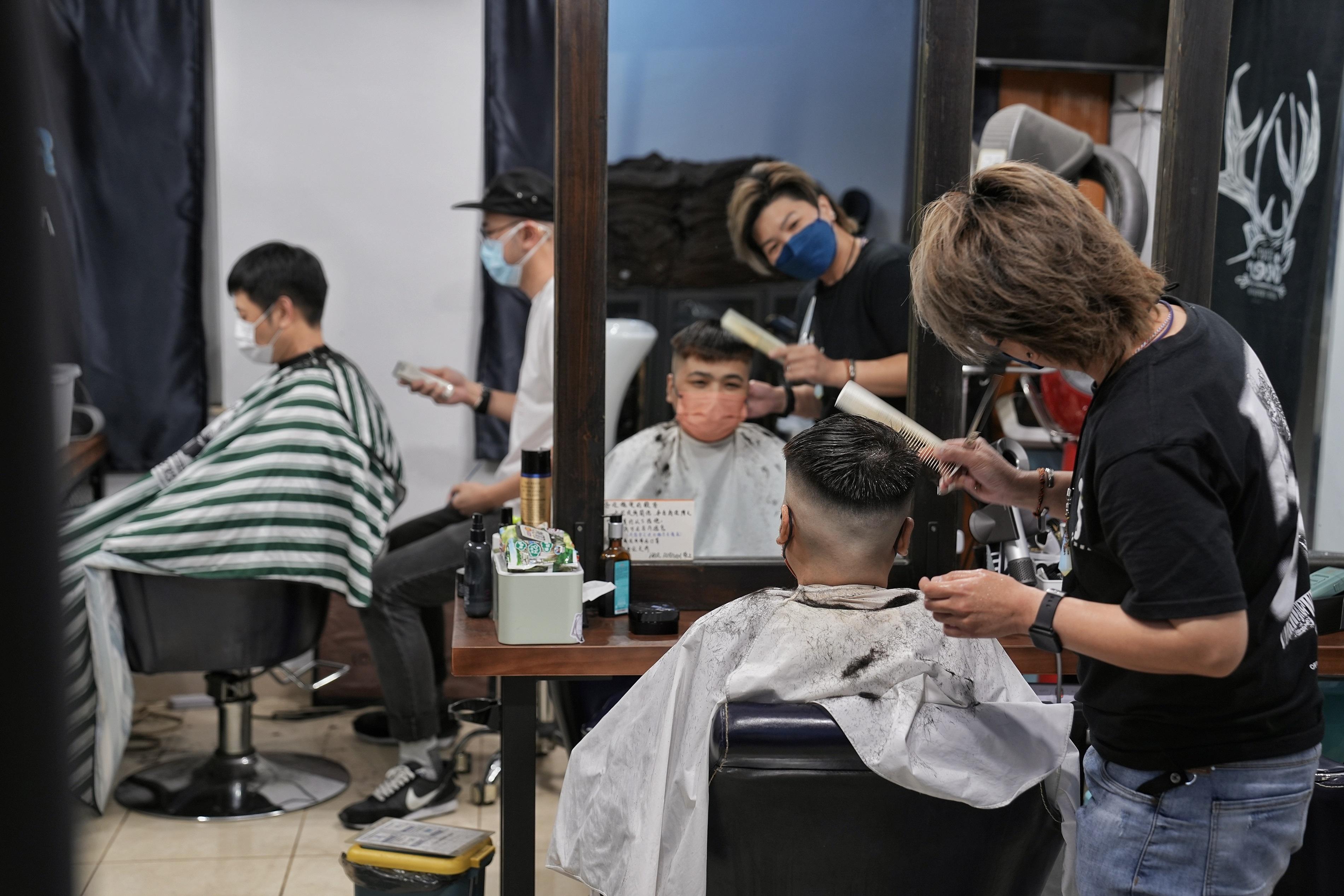 髮型屋重開,顧客須掃描「安心出行」及出示疫苗接種記錄。(資料圖片/夏家朗攝)
