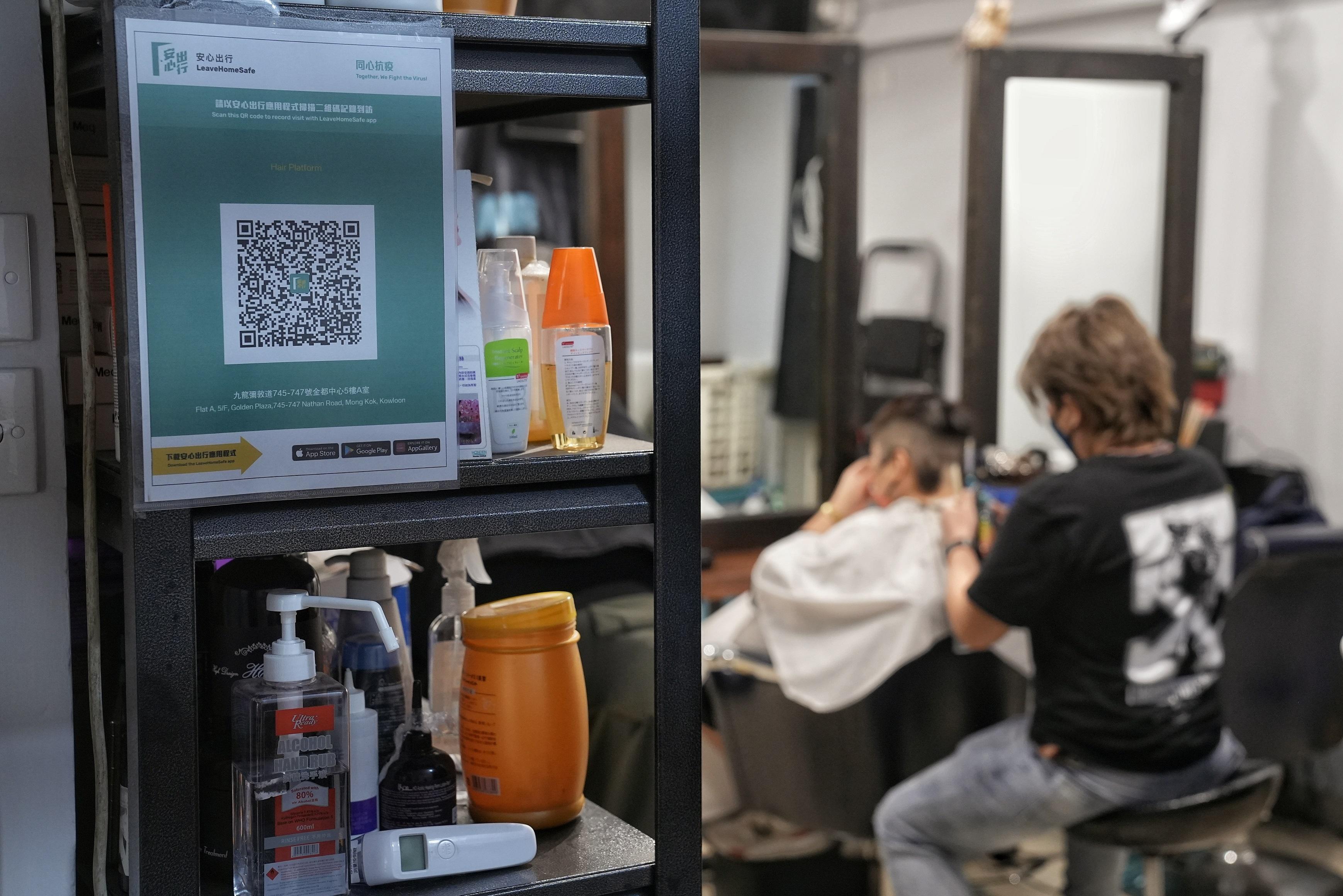 髮型屋重開,顧客須掃描「安心出行」及出示疫苗接種記錄。(資料圖片/夏家朗攝)
