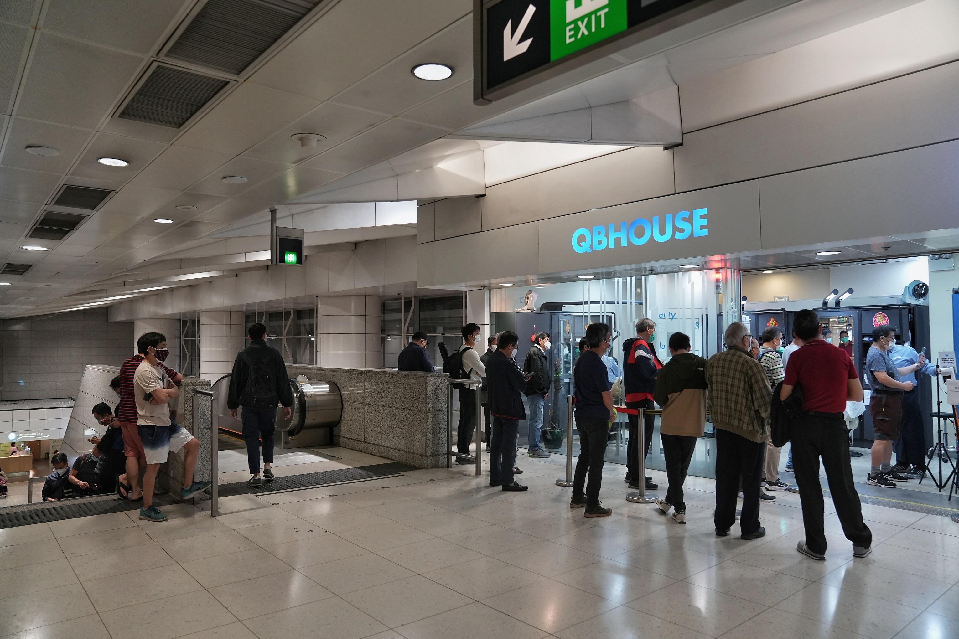 髮型屋重開,顧客須掃描「安心出行」及出示疫苗接種記錄。(資料圖片/夏家朗攝)