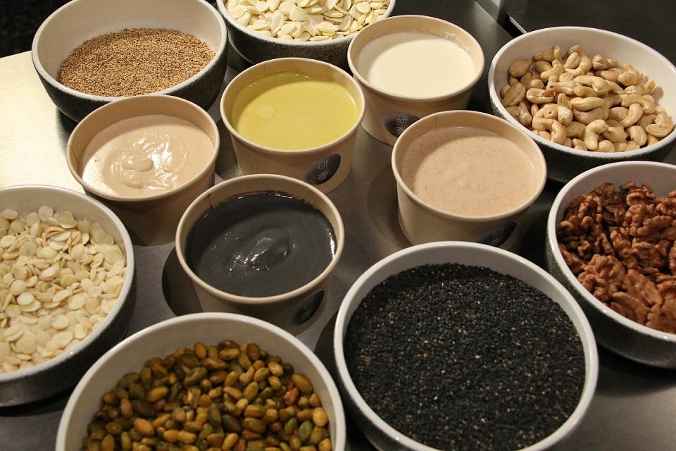 店舖現時總共有五款糖水,包括最常見的芝麻糊、杏仁茶。