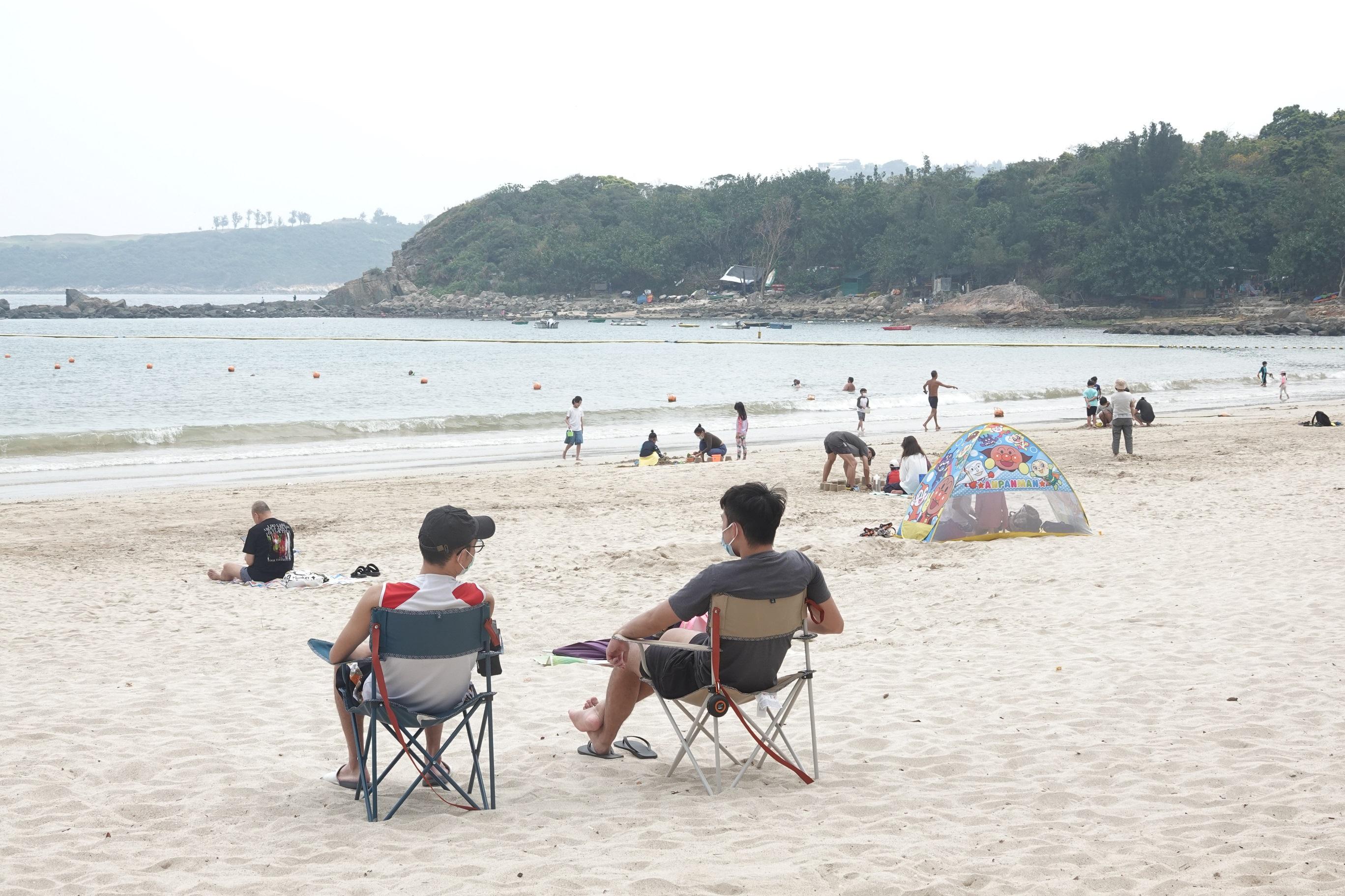 沙灘圍封前有不少市民前往休憩。(資料圖片/陳奕釗攝)