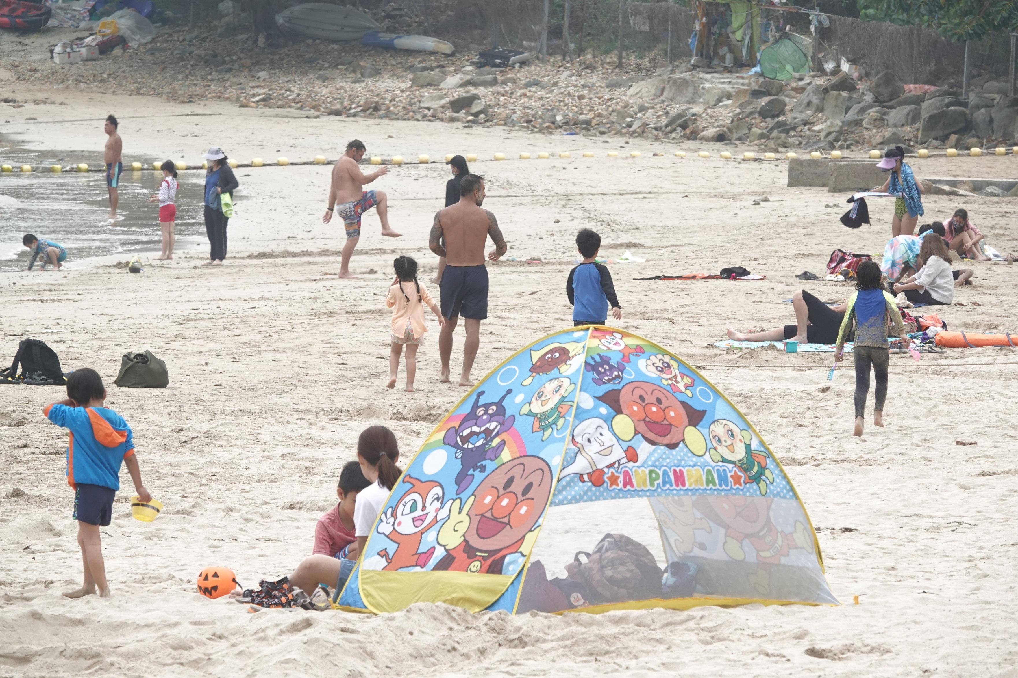 沙灘圍封前有不少市民前往休憩。(資料圖片/陳奕釗攝)
