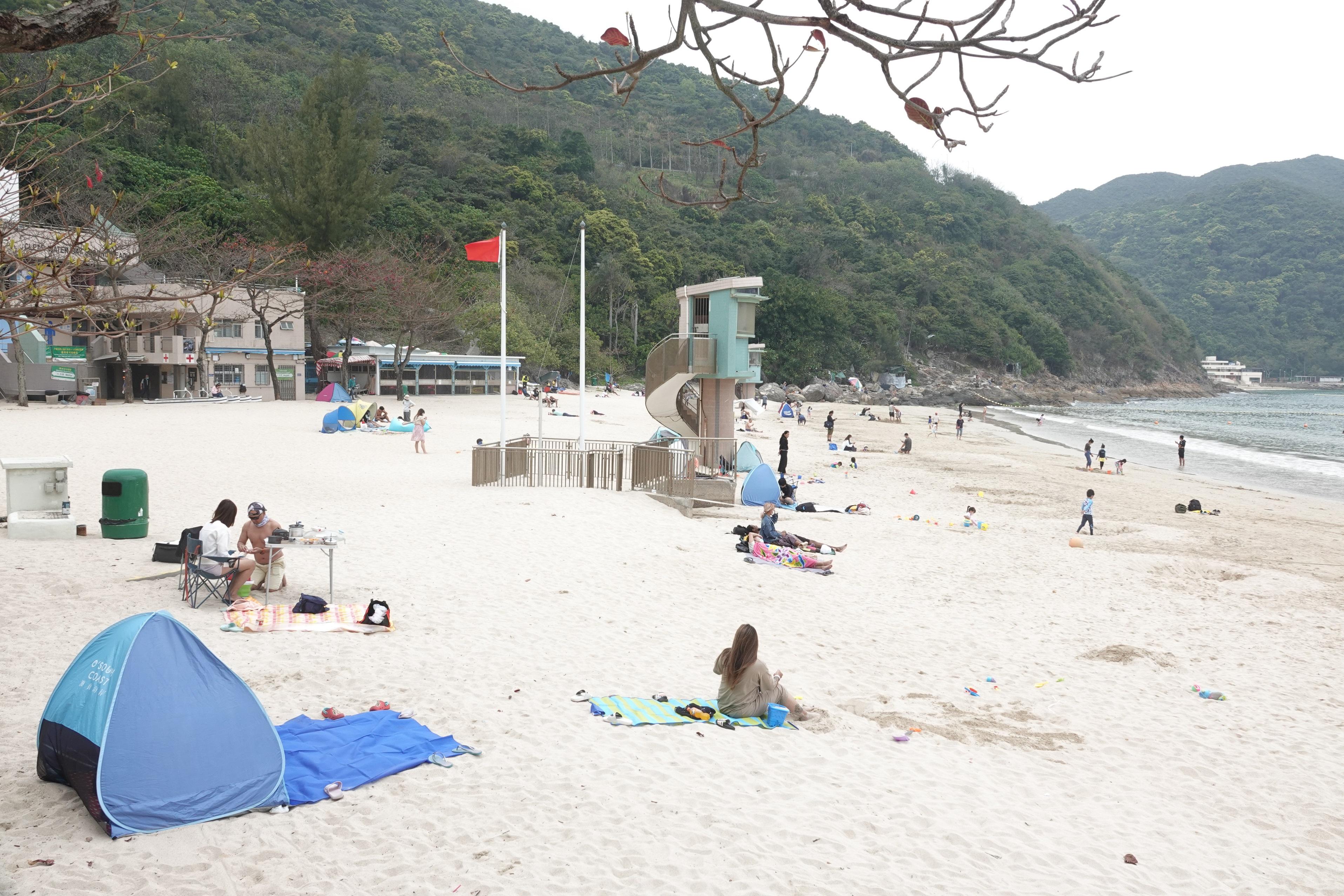 沙灘圍封前有不少市民前往休憩。(資料圖片/陳奕釗攝)