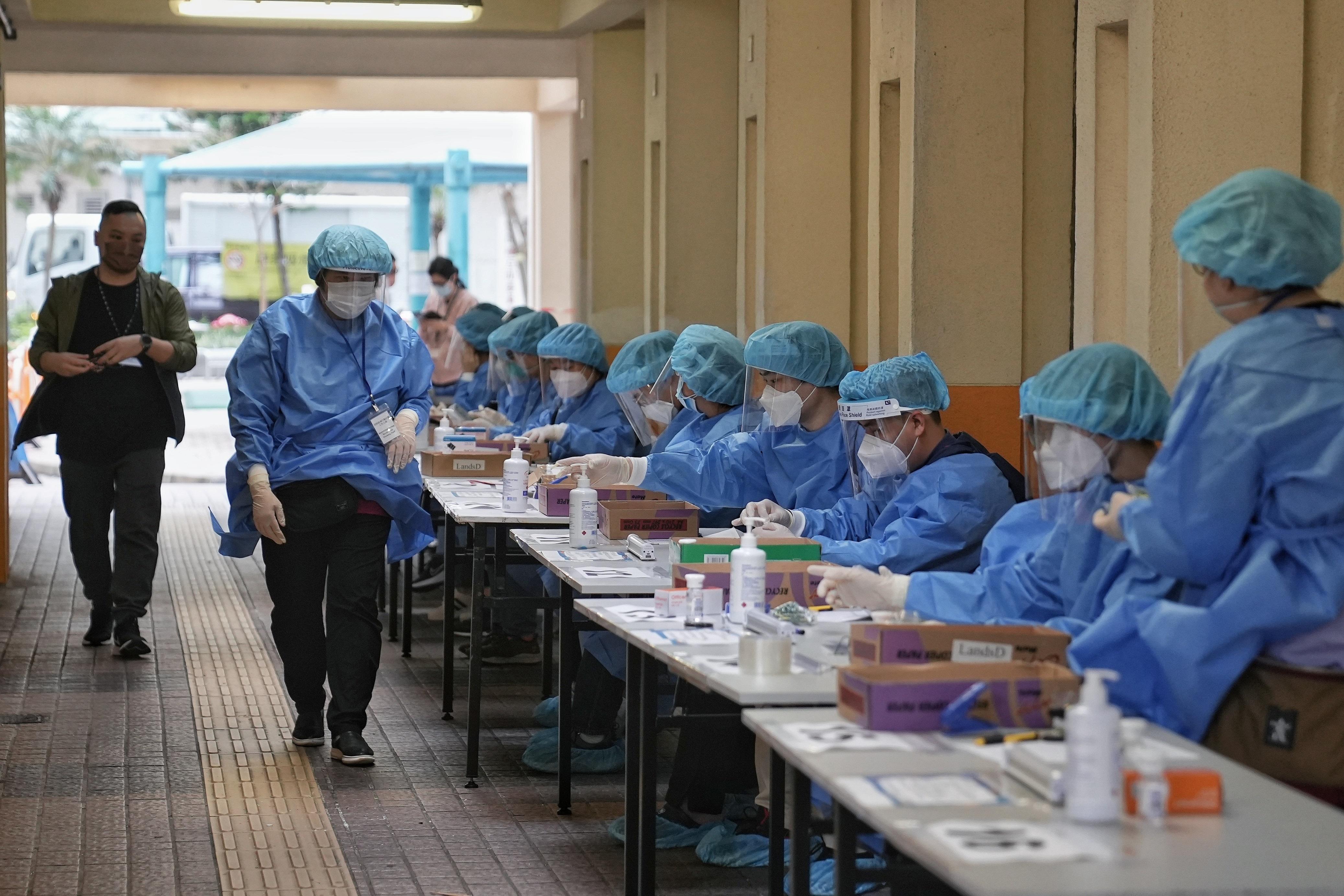 深水埗富昌邨富誠樓圍封檢測。(資料圖片/夏家朗攝)