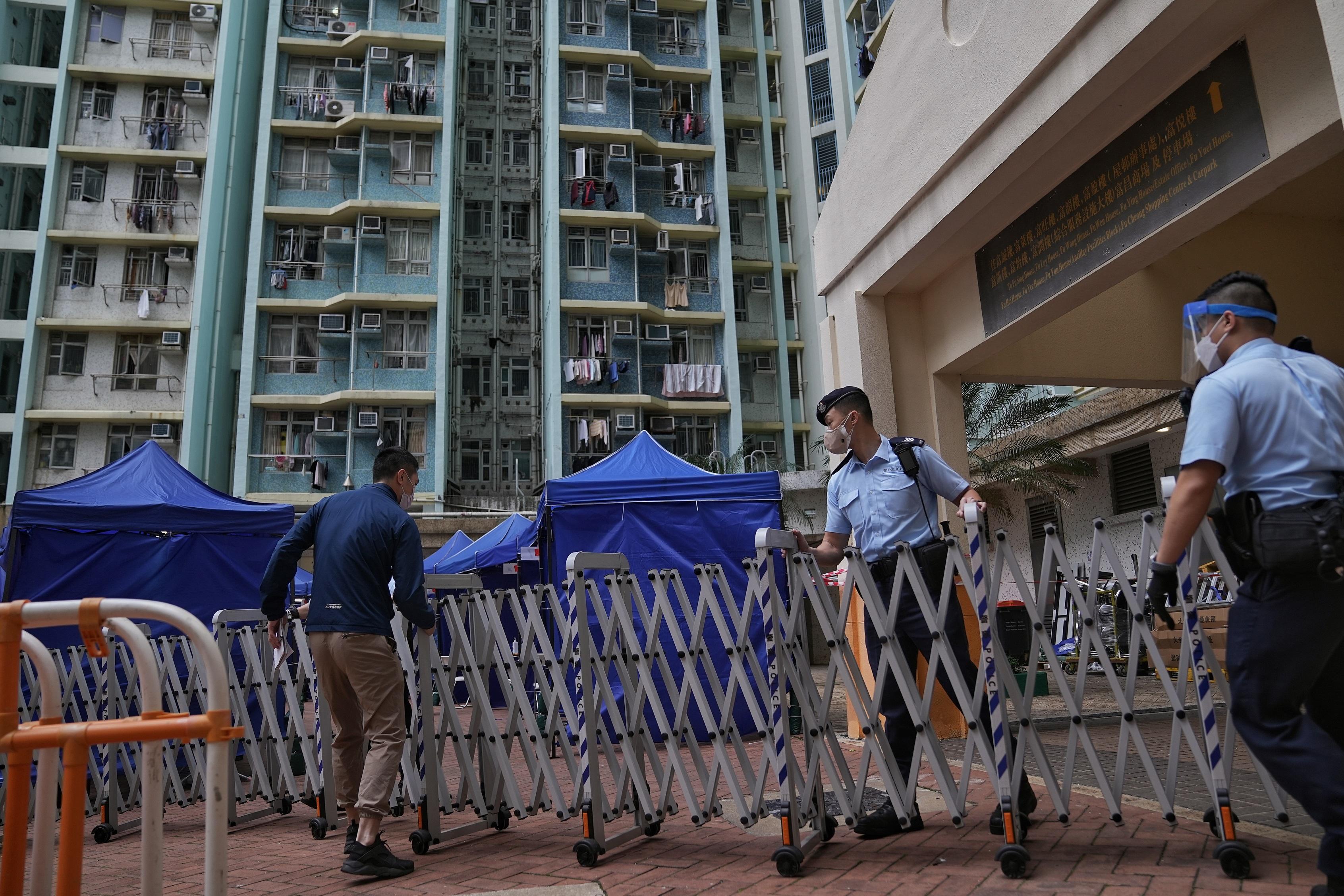 深水埗富昌邨富誠樓圍封檢測。(資料圖片/夏家朗攝)
