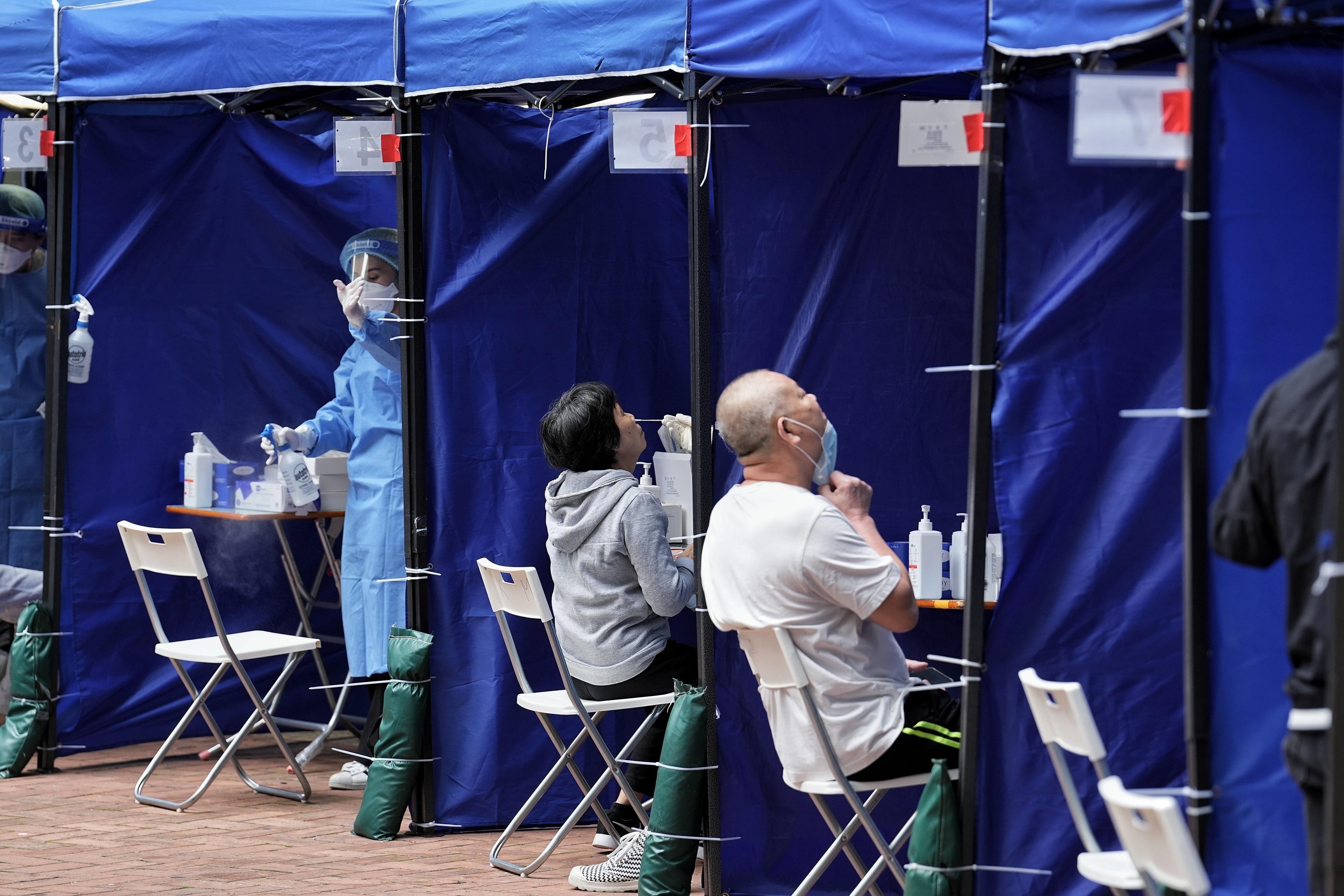 深水埗富昌邨富誠樓圍封檢測。(資料圖片/夏家朗攝)
