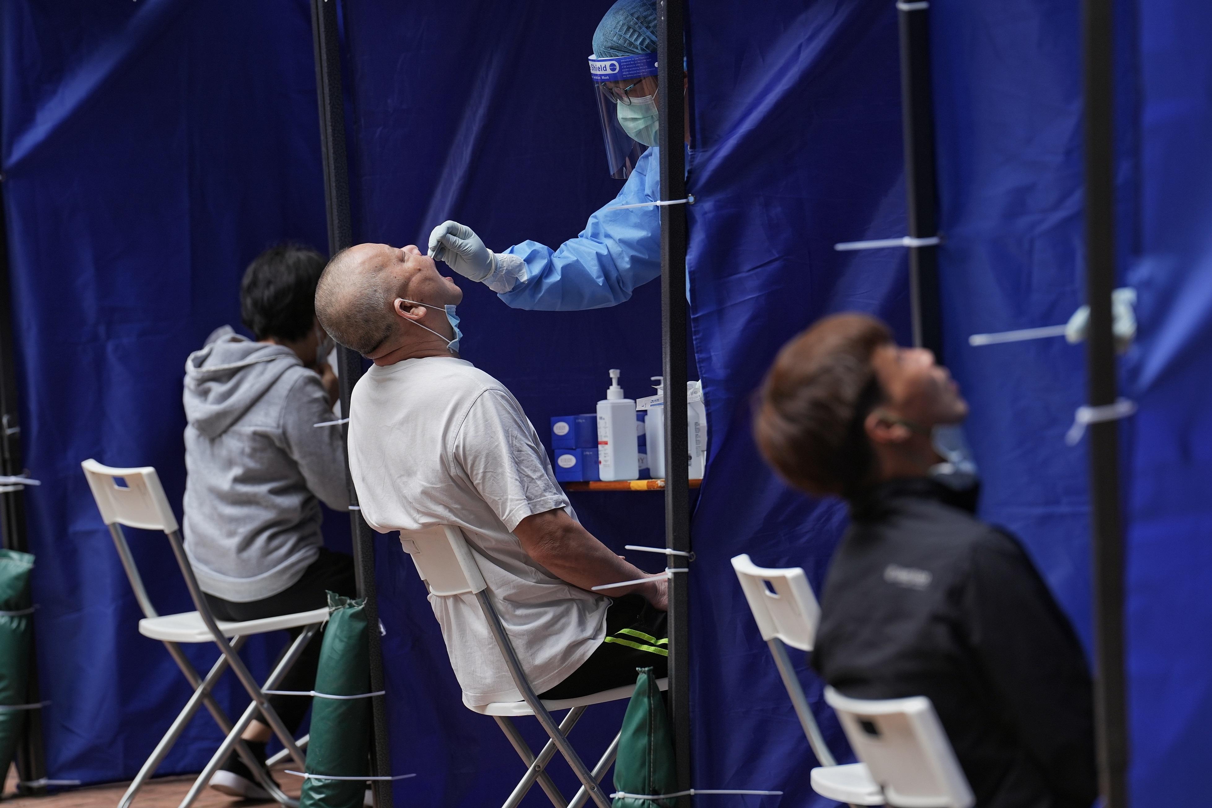 深水埗富昌邨富誠樓圍封檢測。(資料圖片/夏家朗攝)