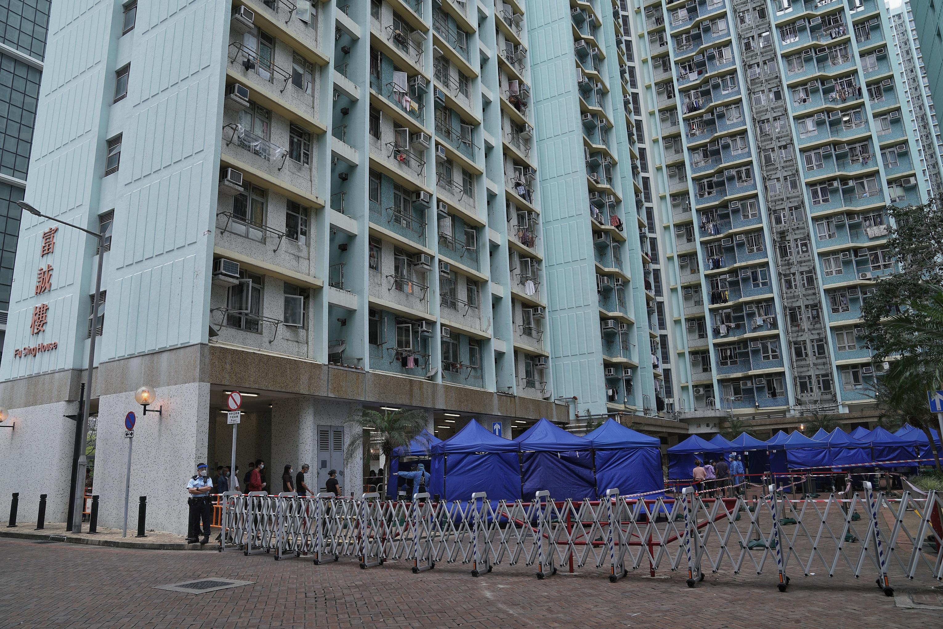 深水埗富昌邨富誠樓圍封檢測。(資料圖片/夏家朗攝)