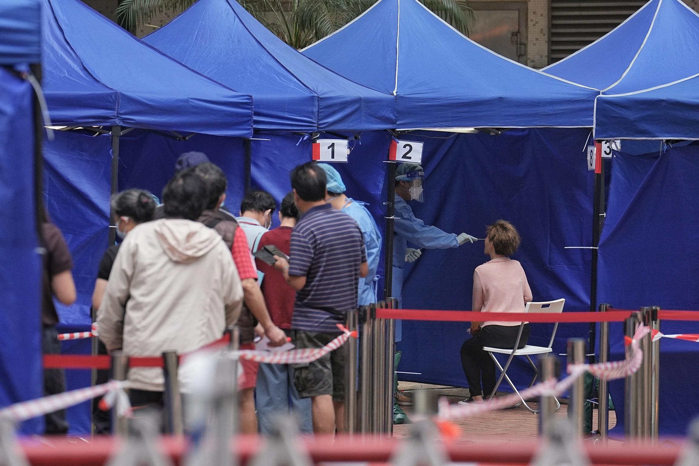深水埗富昌邨富誠樓圍封檢測。(資料圖片/夏家朗攝)
