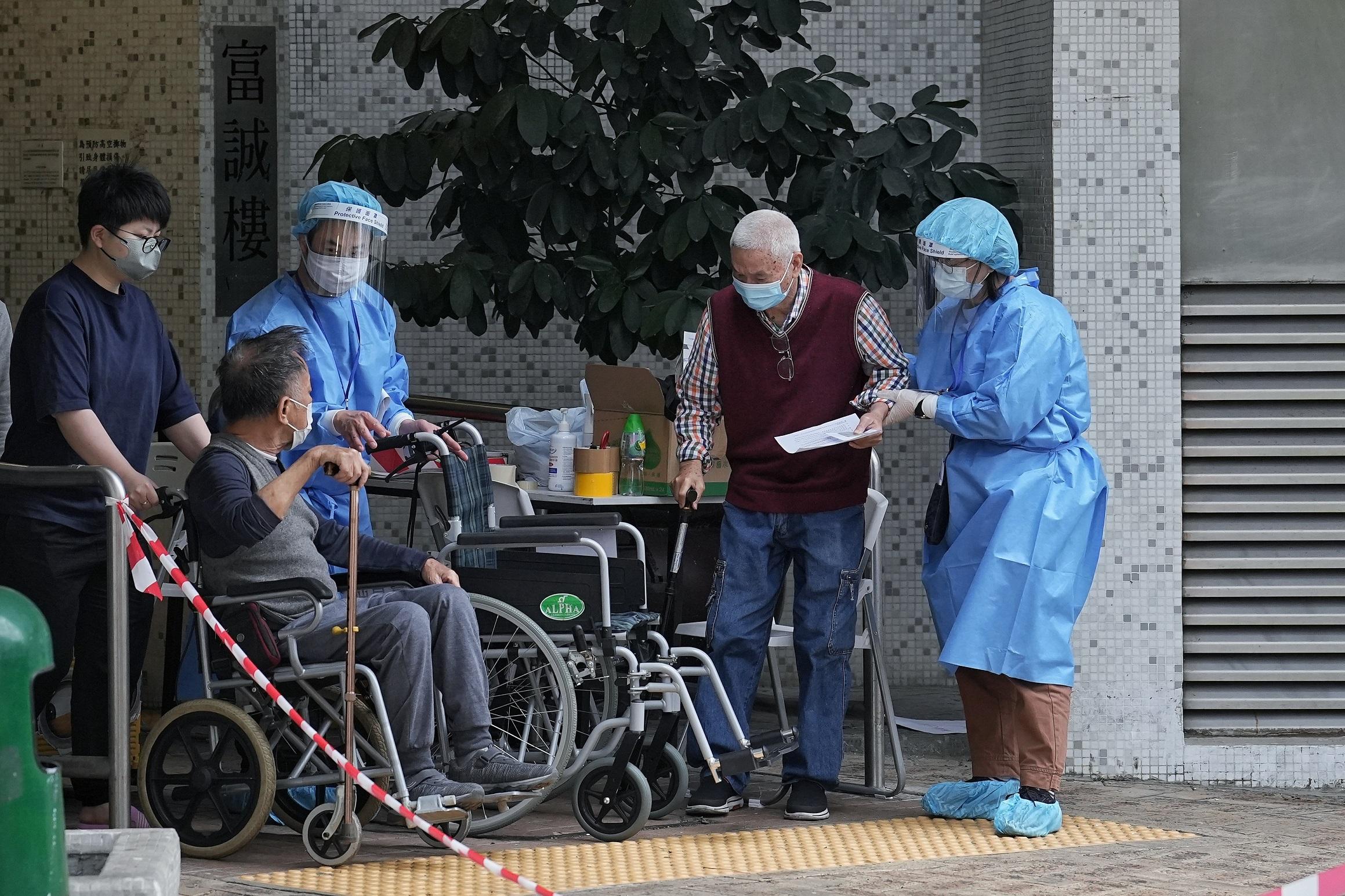 深水埗富昌邨富誠樓圍封檢測。(資料圖片/夏家朗攝)