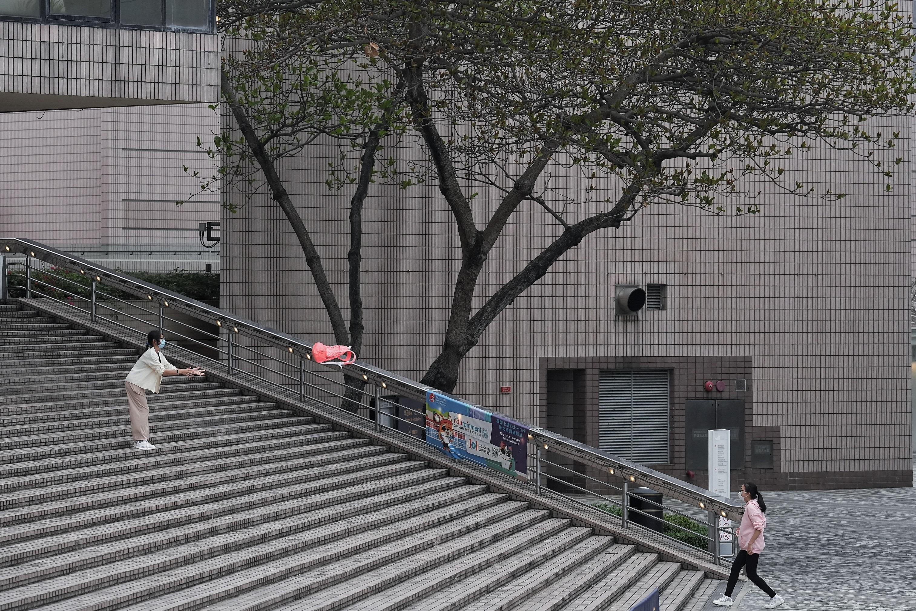 政府擬於4月21日起分階段放寬社交距離措施。(資料圖片/夏家朗攝)