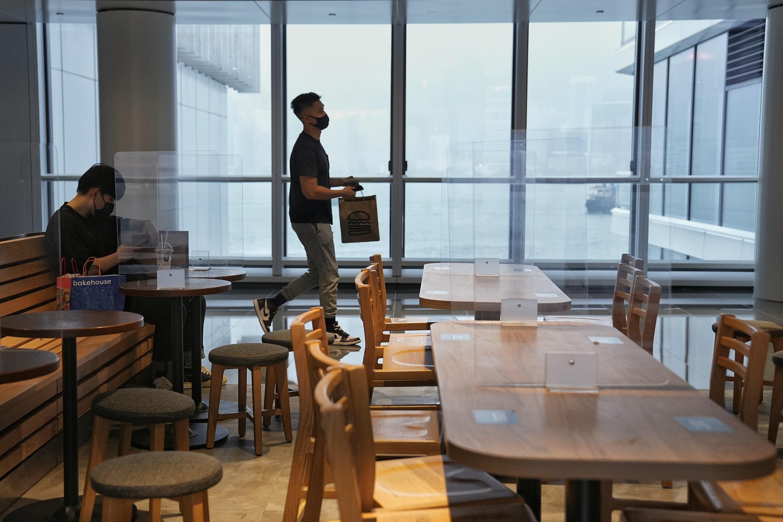 政府擬於4月21日起分階段放寬社交距離措施。(資料圖片/夏家朗攝)