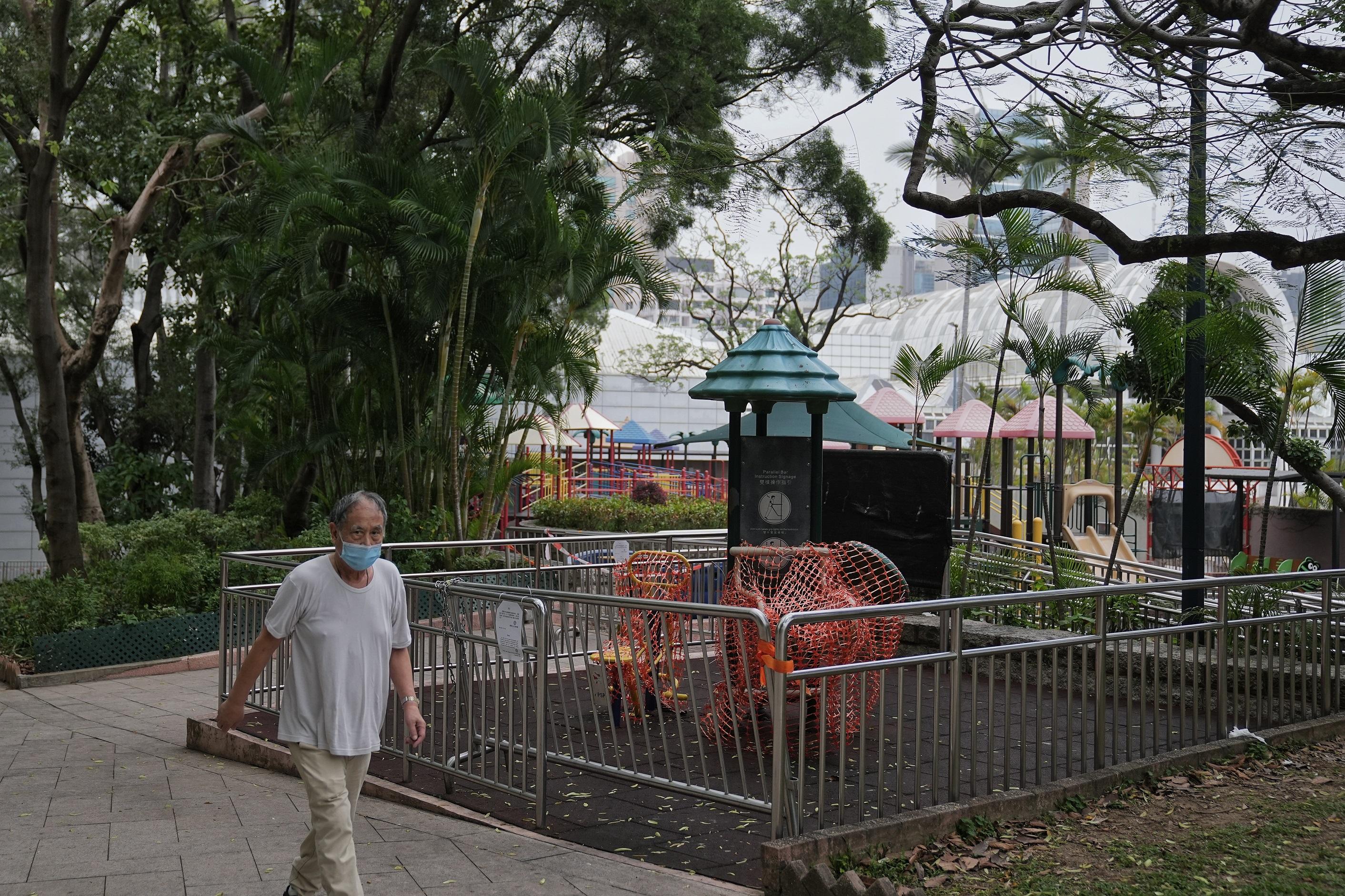 政府擬於4月21日起分階段放寬社交距離措施。(資料圖片/夏家朗攝)