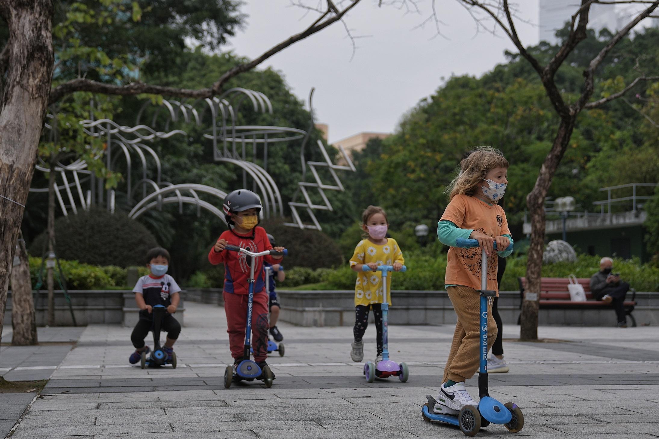 政府擬於4月21日起分階段放寬社交距離措施。(資料圖片/夏家朗攝)