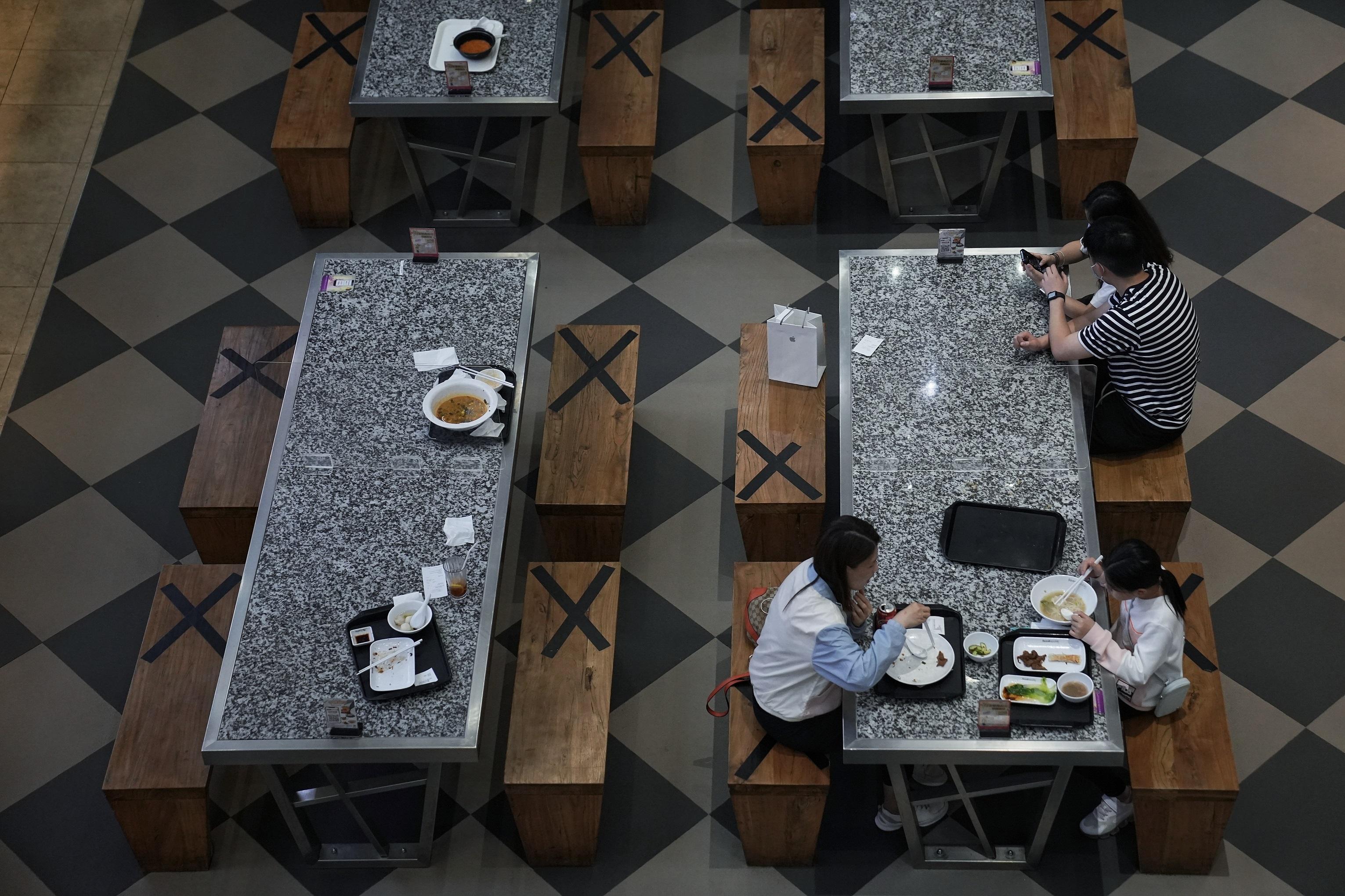 政府擬於4月21日起分階段放寬社交距離措施。(資料圖片/夏家朗攝)