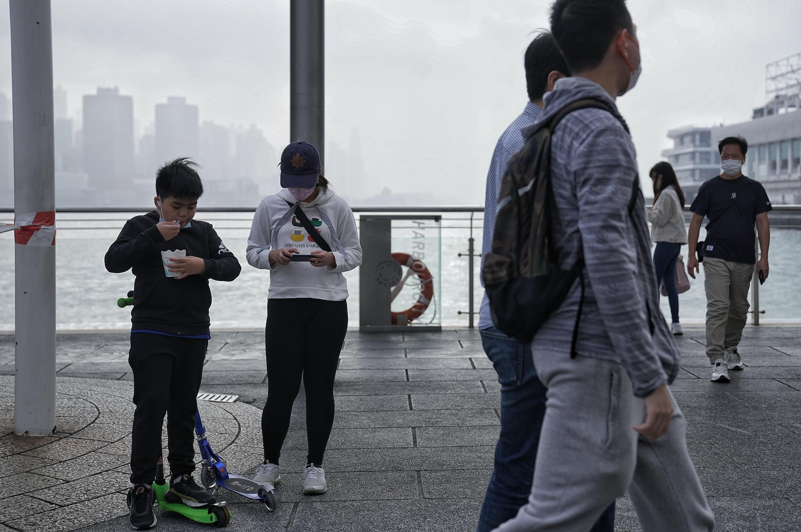 政府擬於4月21日起分階段放寬社交距離措施。(資料圖片/夏家朗攝)