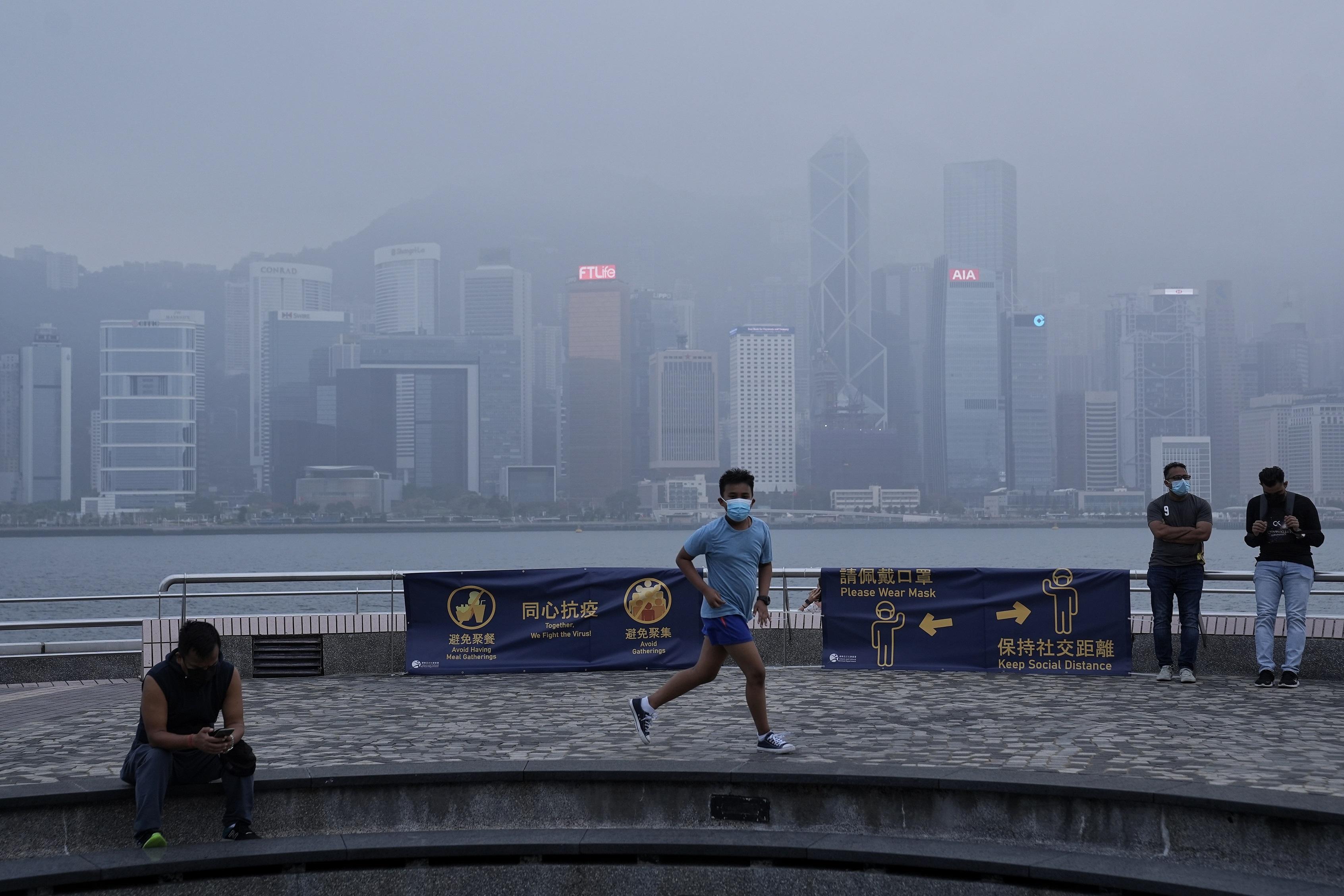 政府擬於4月21日起分階段放寬社交距離措施。(資料圖片/夏家朗攝)