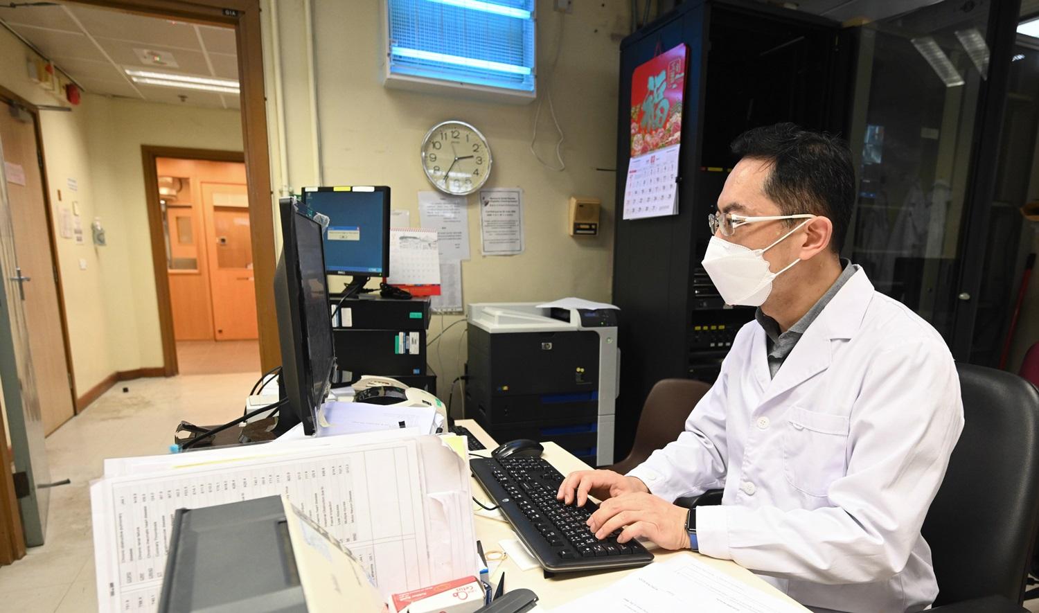 疫情|林文健參與殮房處理遺體工作 檢視新富山公眾殮房設施