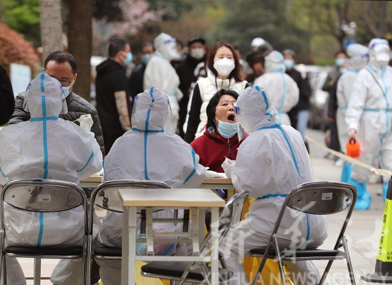 上海封控,市民進行核酸檢測。(新華社圖)