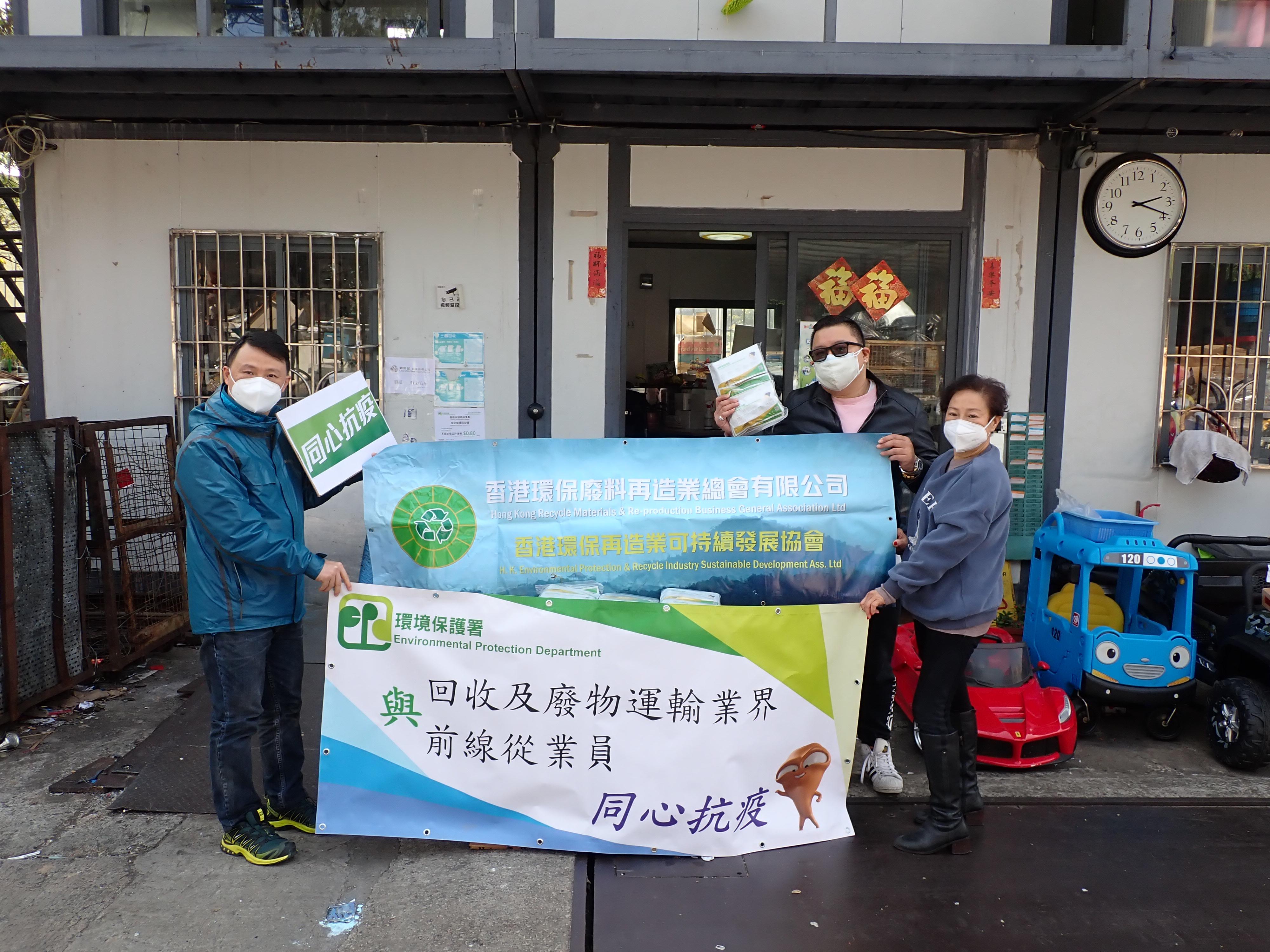 環保署向廢物運輸及回收員工派8萬份快速測試套裝,以感謝疫情下緊守崗位。(政府新聞處圖)