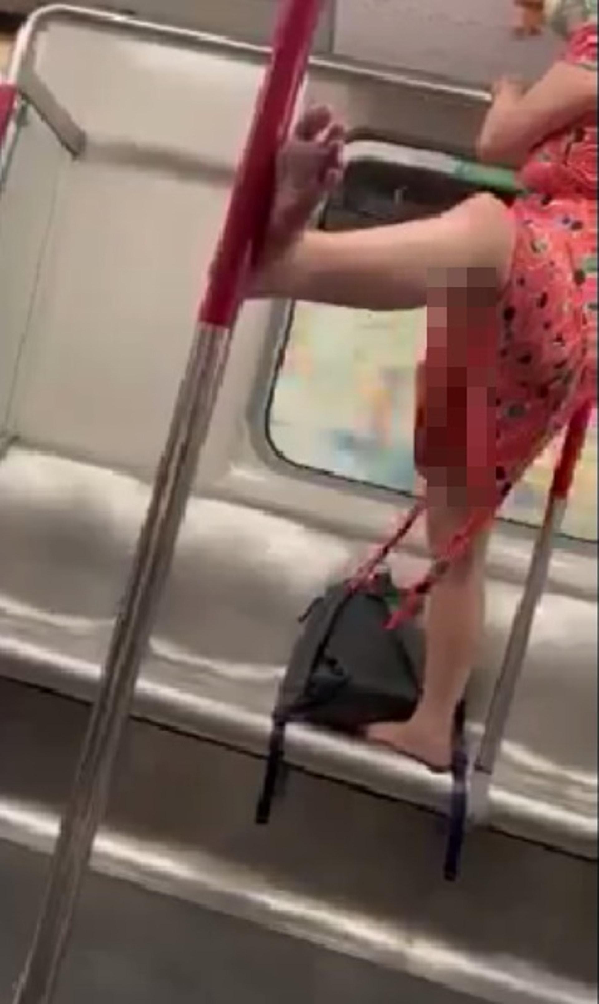 婦人將腳跨向對面座位扶手,擺出鬆筋壓腿等動作。(網片截圖)