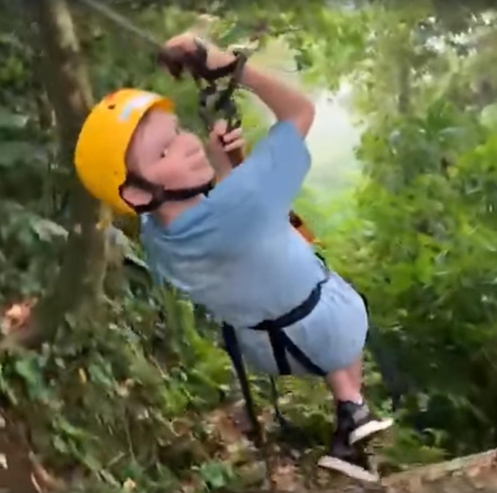 男孩遇樹懶獲得極罕有的快樂體驗。(FB)